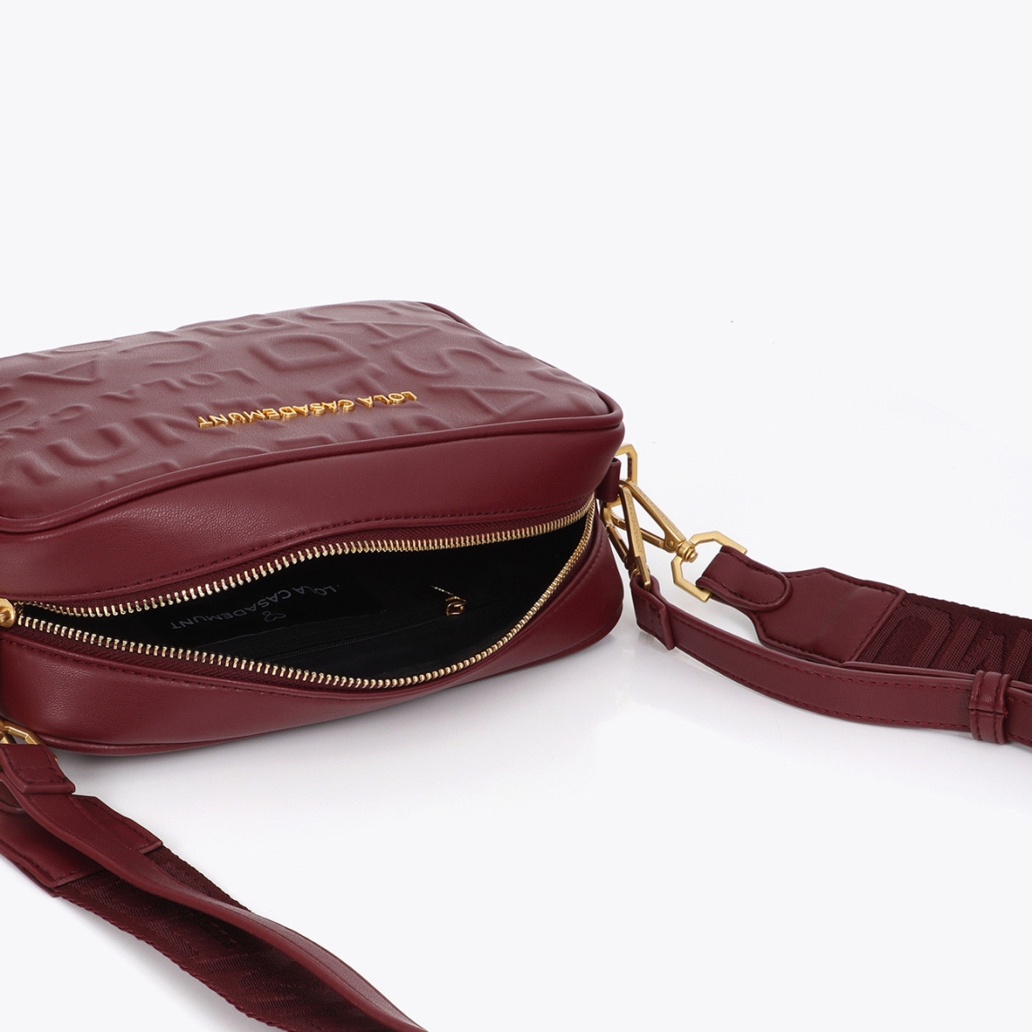 Bandolera básica de la marca Lola Casademunt, modelo ELORA. Bandolera confeccionada en material resistente con acabado burdeos. Diseño compacto con logo en relieve. Incluye correa ajustable para mayor comodidad y cierre superior con cremallera. Bandolera Lola Casademunt ELORA, ideal para llevar a todos lados!ALTO 17cm ANCHO 24cm PROFUNDIDAD 8cm