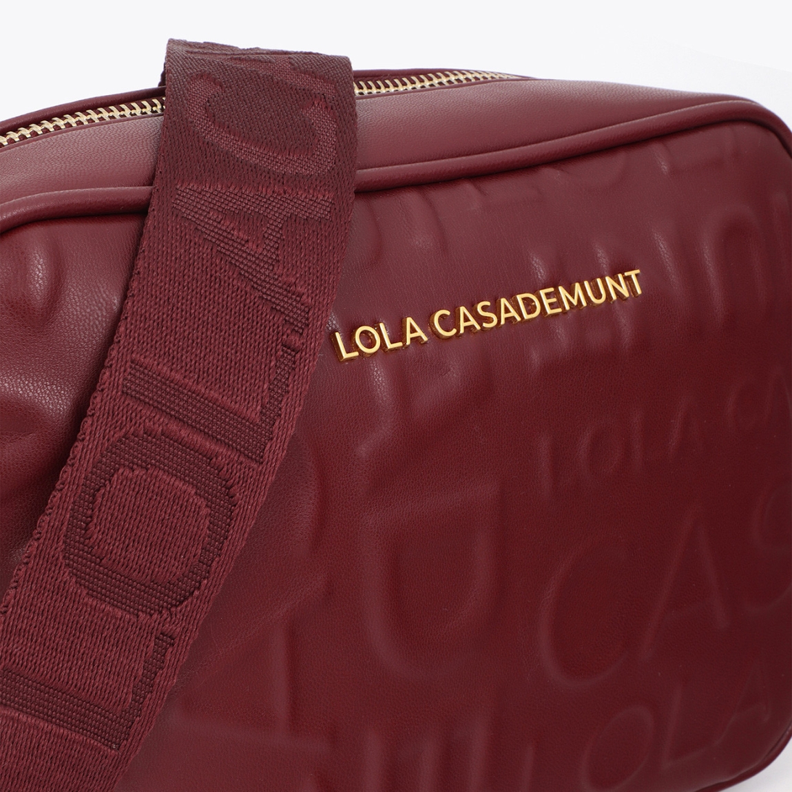 Bandolera básica de la marca Lola Casademunt, modelo ELORA. Bandolera confeccionada en material resistente con acabado burdeos. Diseño compacto con logo en relieve. Incluye correa ajustable para mayor comodidad y cierre superior con cremallera. Bandolera Lola Casademunt ELORA, ideal para llevar a todos lados!ALTO 17cm ANCHO 24cm PROFUNDIDAD 8cm