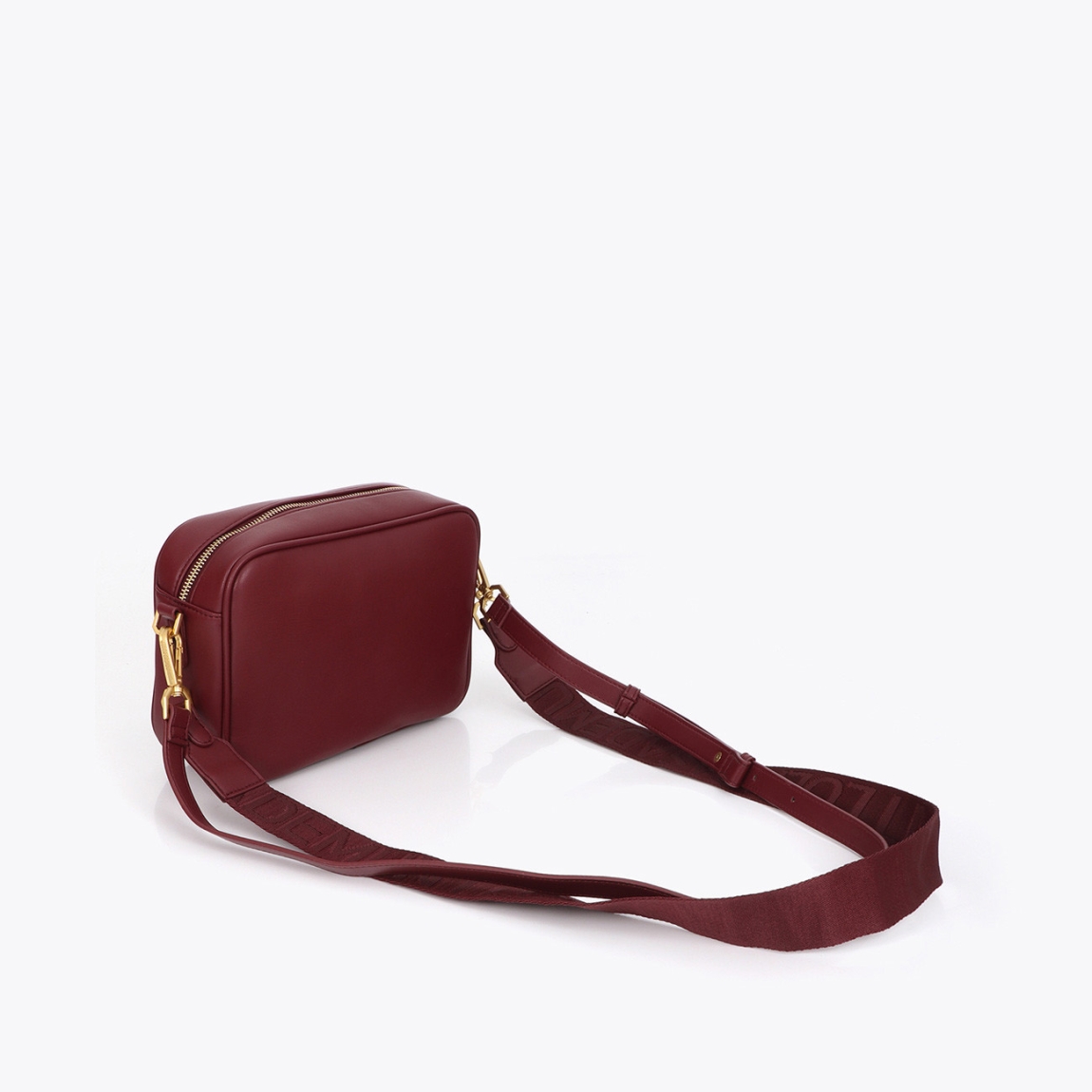 Bandolera básica de la marca Lola Casademunt, modelo ELORA. Bandolera confeccionada en material resistente con acabado burdeos. Diseño compacto con logo en relieve. Incluye correa ajustable para mayor comodidad y cierre superior con cremallera. Bandolera Lola Casademunt ELORA, ideal para llevar a todos lados!ALTO 17cm ANCHO 24cm PROFUNDIDAD 8cm