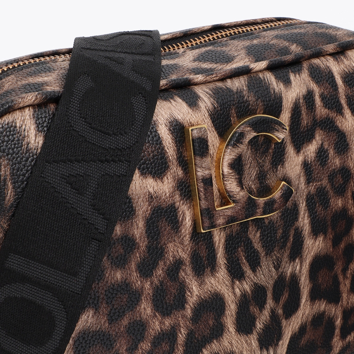 Bandolera práctica de la marca Lola Casademunt, modelo LIORA. Bolso con diseño de animal print. Fabricada en material resistente de alta calidad. Cierre de cremallera dorado y correa ajustable. Logotipo LC frontal. Bolso Lola Casademunt LIORA, ideal para llevar a todos lados!ALTO 14cm ANCHO 24cm PROFUNDIDAD 10cm