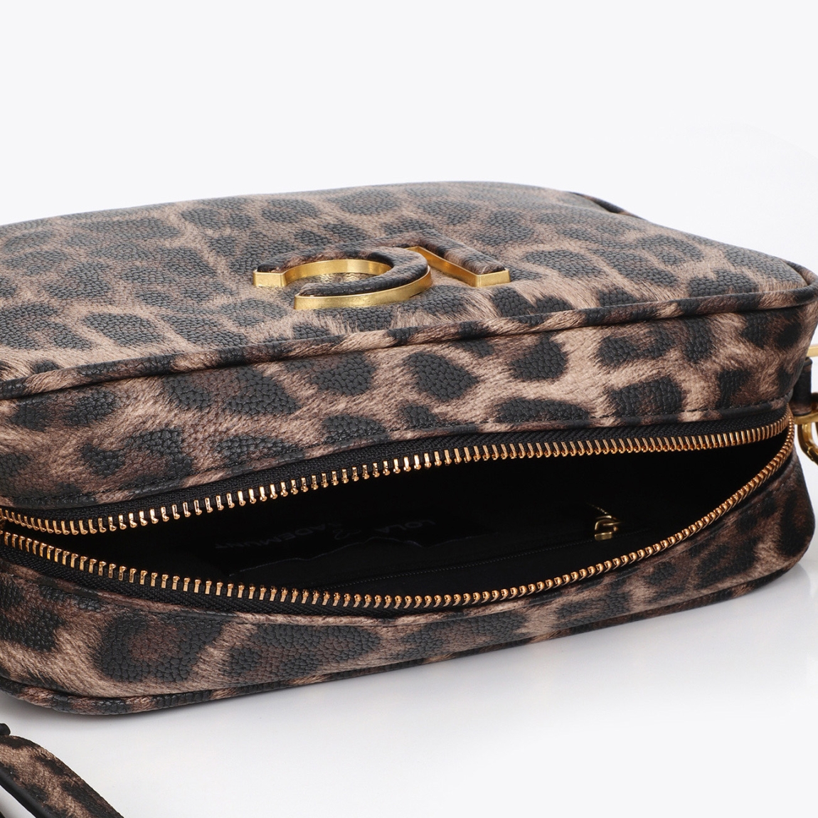 Bandolera práctica de la marca Lola Casademunt, modelo LIORA. Bolso con diseño de animal print. Fabricada en material resistente de alta calidad. Cierre de cremallera dorado y correa ajustable. Logotipo LC frontal. Bolso Lola Casademunt LIORA, ideal para llevar a todos lados!ALTO 14cm ANCHO 24cm PROFUNDIDAD 10cm