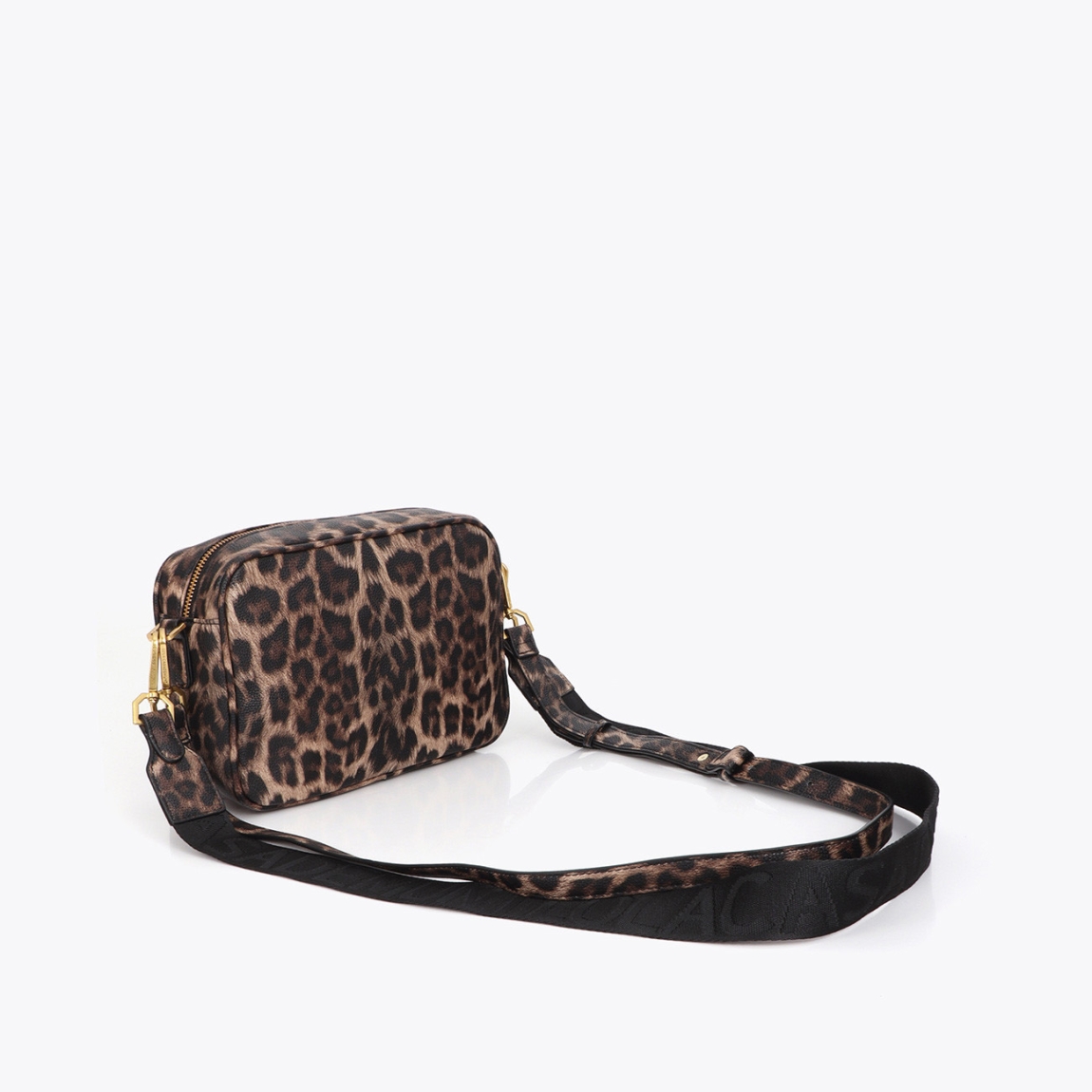 Bandolera práctica de la marca Lola Casademunt, modelo LIORA. Bolso con diseño de animal print. Fabricada en material resistente de alta calidad. Cierre de cremallera dorado y correa ajustable. Logotipo LC frontal. Bolso Lola Casademunt LIORA, ideal para llevar a todos lados!ALTO 14cm ANCHO 24cm PROFUNDIDAD 10cm