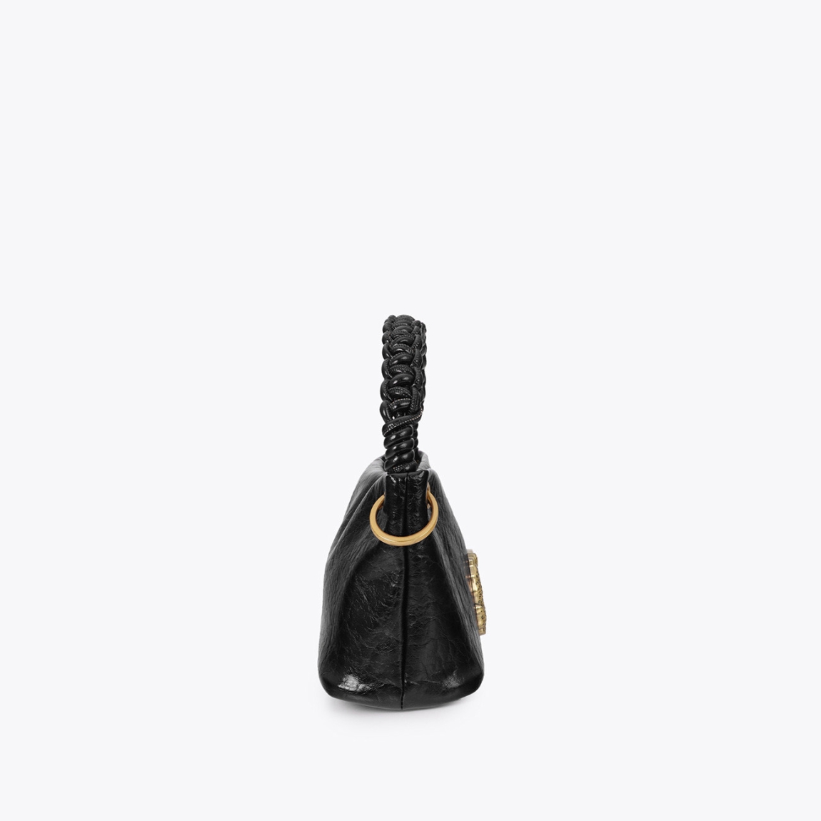Bandolera pequeña de la marca Lola Casademunt, modelo ALORA. Bolso en cuero texturizado con un elegante asa trenzada color negro. Detalle metálico dorado y cierre superior con cremallera. Ideal para llevar lo esencial con estilo. Diseño versátil y sofisticado, combina con cualquier look diario o de noche. Bolso Lola Casademunt ALORA, ideal para llevarlo a todos lados! Medidas: alto 17cm y ancho 27cm.