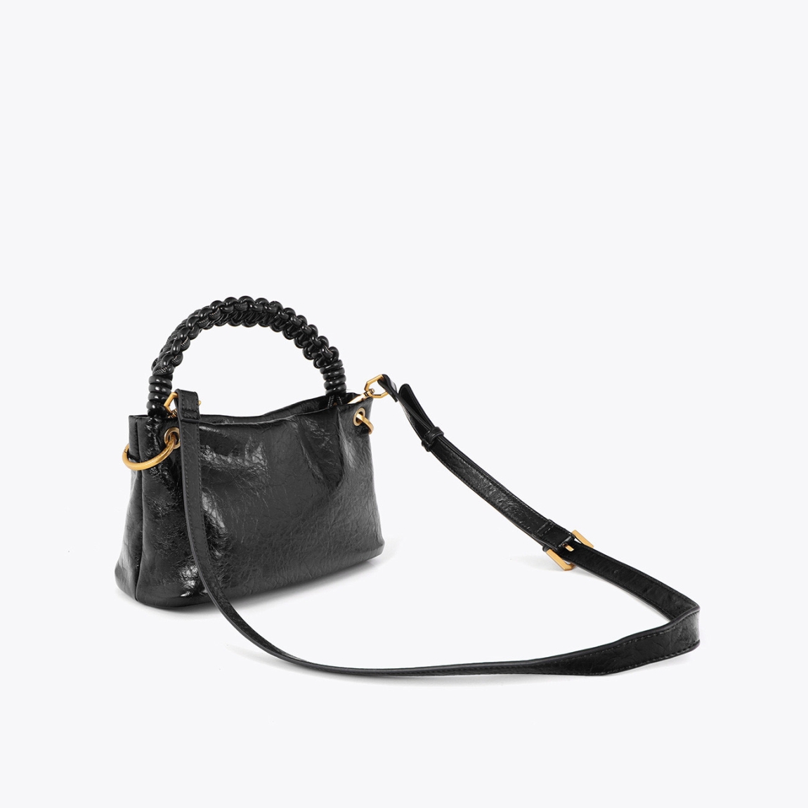 Bandolera pequeña de la marca Lola Casademunt, modelo ALORA. Bolso en cuero texturizado con un elegante asa trenzada color negro. Detalle metálico dorado y cierre superior con cremallera. Ideal para llevar lo esencial con estilo. Diseño versátil y sofisticado, combina con cualquier look diario o de noche. Bolso Lola Casademunt ALORA, ideal para llevarlo a todos lados! Medidas: alto 17cm y ancho 27cm.