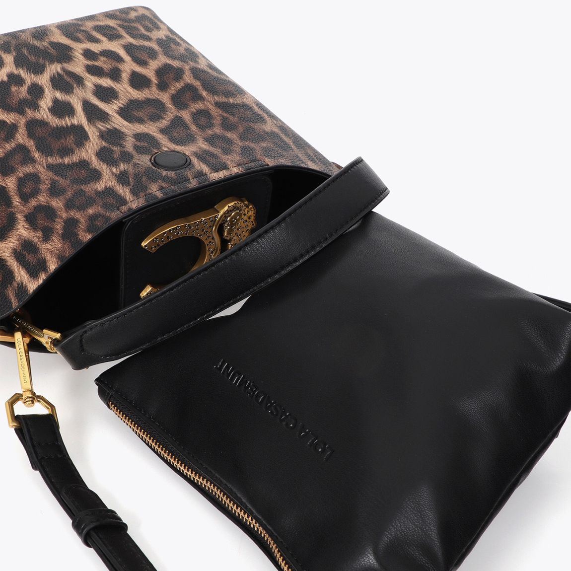 Bandolera de la marca Lola Casademunt, modelo ELARA. Bandolera elegante con estampado de leopardo y detalles dorados. Incorpora una cadena decorativa y el emblemático logo. Ideal para lucir en eventos urbanos o de noche. Bolso Lola Casademunt ELARA, ideal para destacar tus looks!ALTO 21cm ANCHO 19cm PROFUNDIDAD 12cm