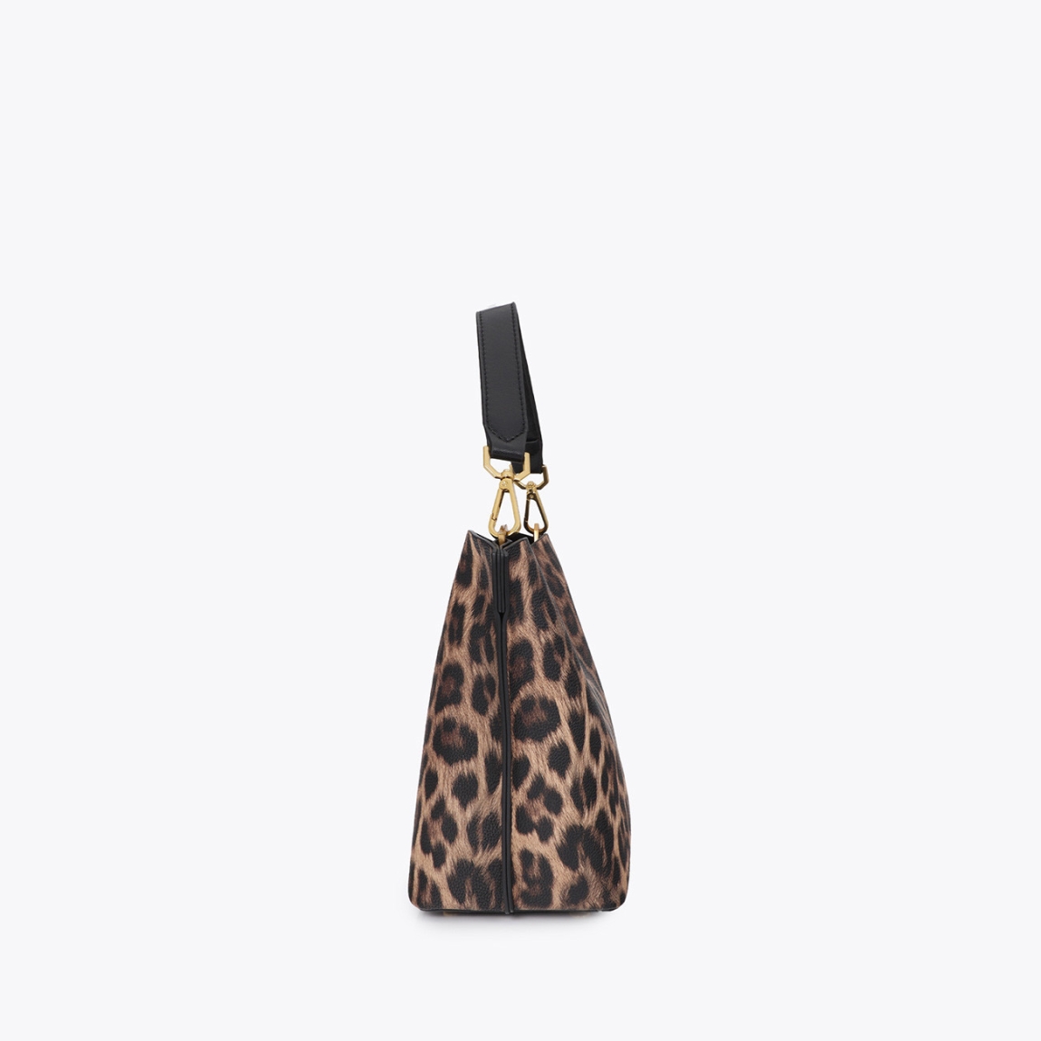 Bandolera de la marca Lola Casademunt, modelo ELARA. Bandolera elegante con estampado de leopardo y detalles dorados. Incorpora una cadena decorativa y el emblemático logo. Ideal para lucir en eventos urbanos o de noche. Bolso Lola Casademunt ELARA, ideal para destacar tus looks!ALTO 21cm ANCHO 19cm PROFUNDIDAD 12cm