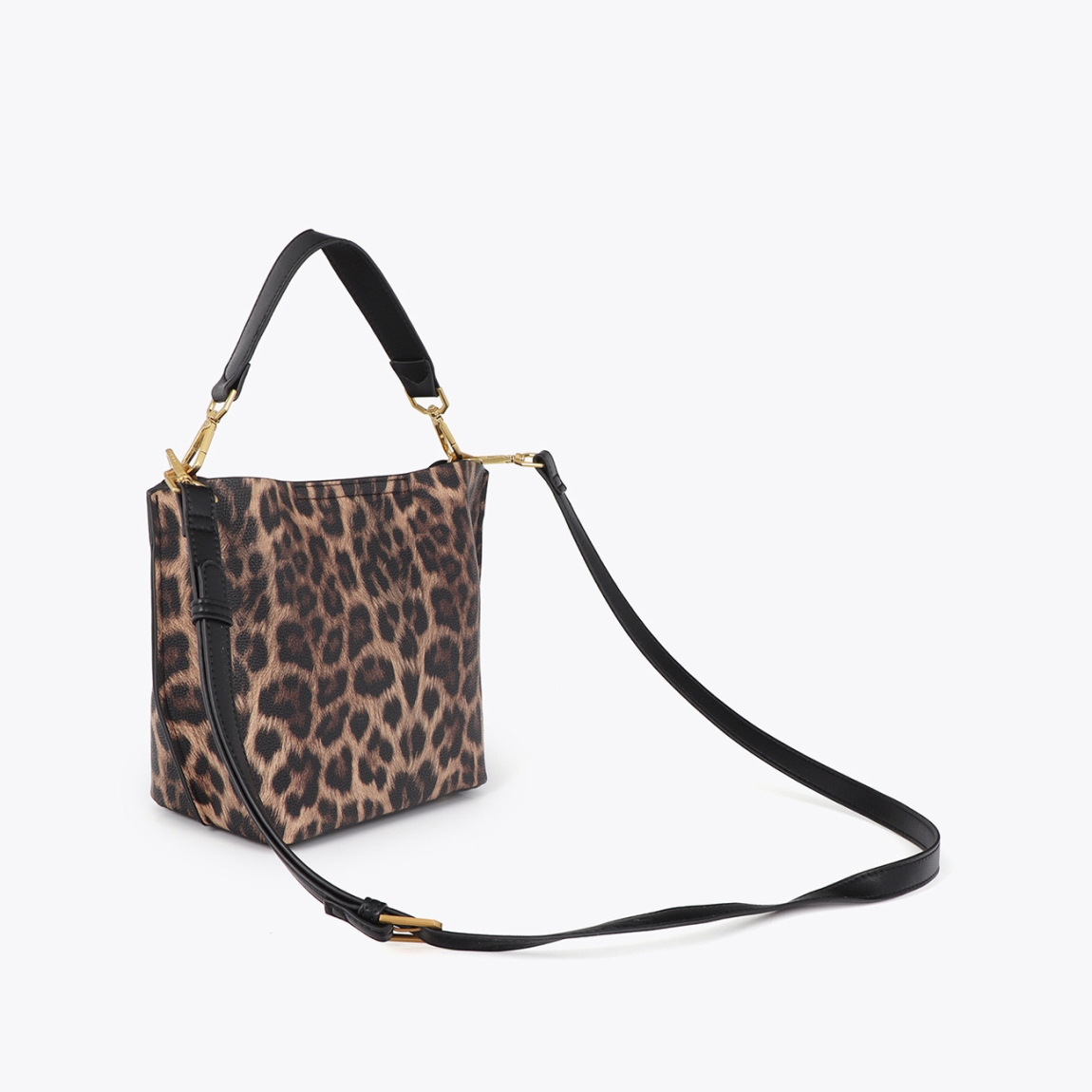 Bandolera de la marca Lola Casademunt, modelo ELARA. Bandolera elegante con estampado de leopardo y detalles dorados. Incorpora una cadena decorativa y el emblemático logo. Ideal para lucir en eventos urbanos o de noche. Bolso Lola Casademunt ELARA, ideal para destacar tus looks!ALTO 21cm ANCHO 19cm PROFUNDIDAD 12cm