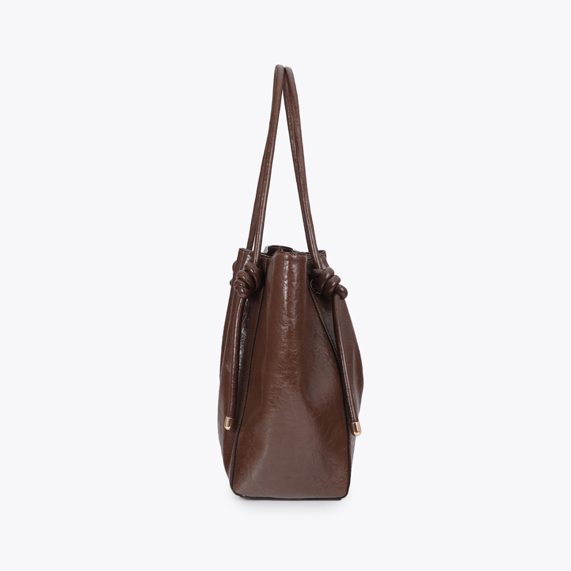 Bolso shopper de diseño sofisticado de la marca Lola Casademunt, modelo AURI. Bolso elaborado en polipiel en tono marrón con detalle de tubo metálico y logo troquelado. Confeccionado en material resistente, ideal para el uso diario. Asa doble para mayor comodidad y cierre seguro. Bolso Lola Casademunt AUI, perfecto para completar cualquier look casual o de oficina.ALTO 16cm ANCHO 25cm PROFUNDIDAD 12cm