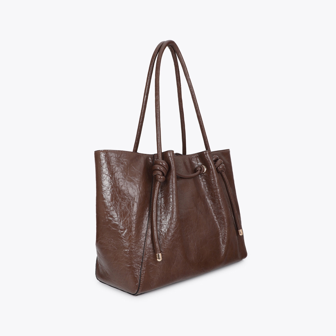 Bolso shopper de diseño sofisticado de la marca Lola Casademunt, modelo AURI. Bolso elaborado en polipiel en tono marrón con detalle de tubo metálico y logo troquelado. Confeccionado en material resistente, ideal para el uso diario. Asa doble para mayor comodidad y cierre seguro. Bolso Lola Casademunt AUI, perfecto para completar cualquier look casual o de oficina.ALTO 16cm ANCHO 25cm PROFUNDIDAD 12cm