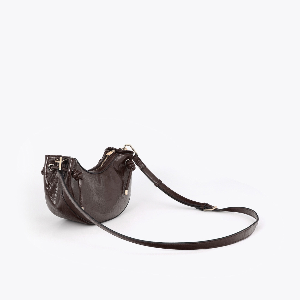 Bandolera de diseño media luna de la marca Lola Casademunt, modelo PARMA. Bolso perfecto para cualquier ocasión. Confeccionada en material de alta calidad color marrón, destaca por su detalle de tubo metálico troquelado con el logo. Bandolera Lola Casademunt PARMA, cómoda y versátil, cuenta con cierre de cremallera y correa ajustable. No te puede faltar!ALTO 15cm ANCHO 30cm PROFUNDIDAD 11cm