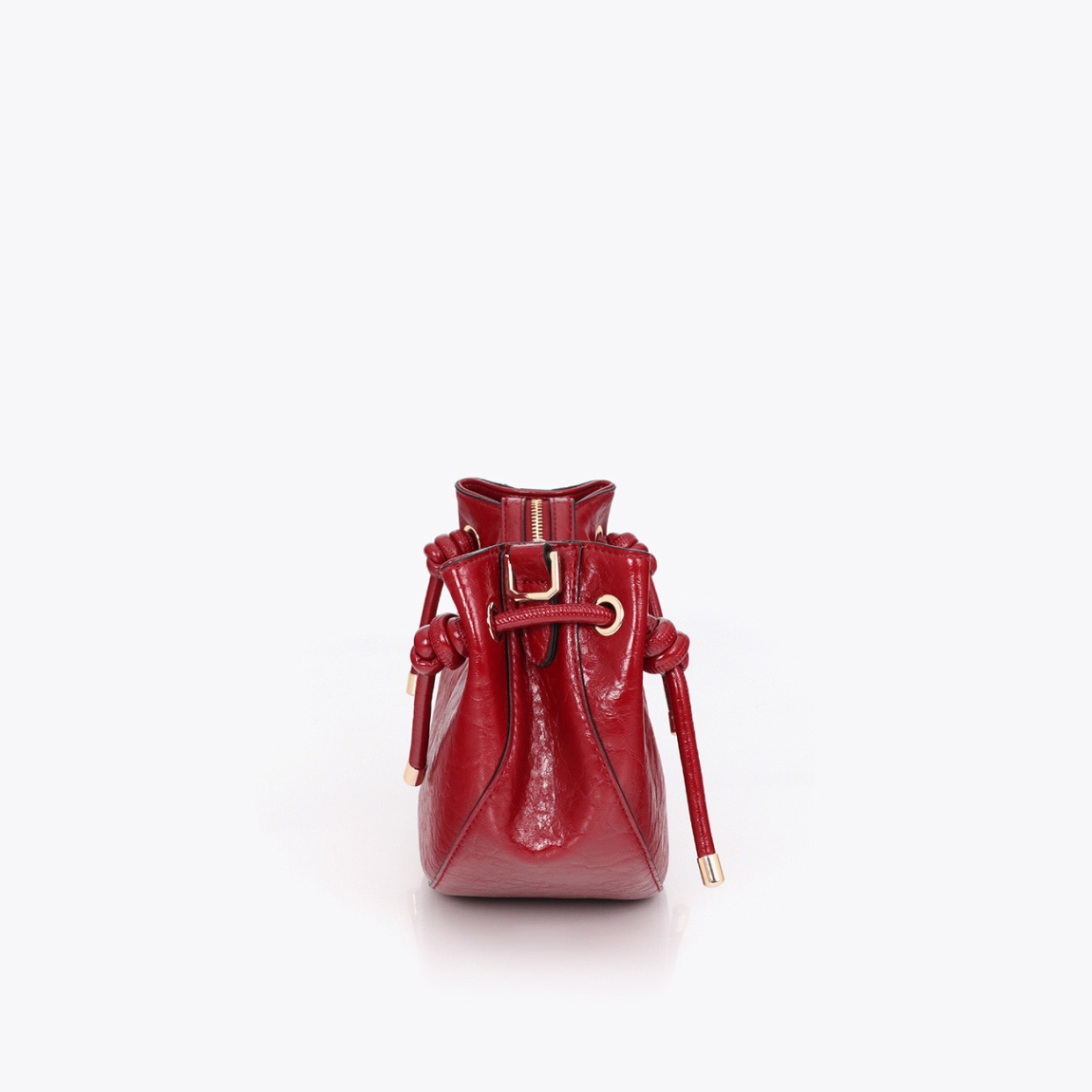 Bandolera de diseño media luna de la marca Lola Casademunt, modelo PARMA. Bolso perfecto para cualquier ocasión. Confeccionada en material de alta calidad color rojo, destaca por su detalle de tubo metálico troquelado con el logo. Bandolera Lola Casademunt PARMA, cómoda y versátil, cuenta con cierre de cremallera y correa ajustable. No te puede faltar!ALTO 15cm ANCHO 30cm PROFUNDIDAD 11cm