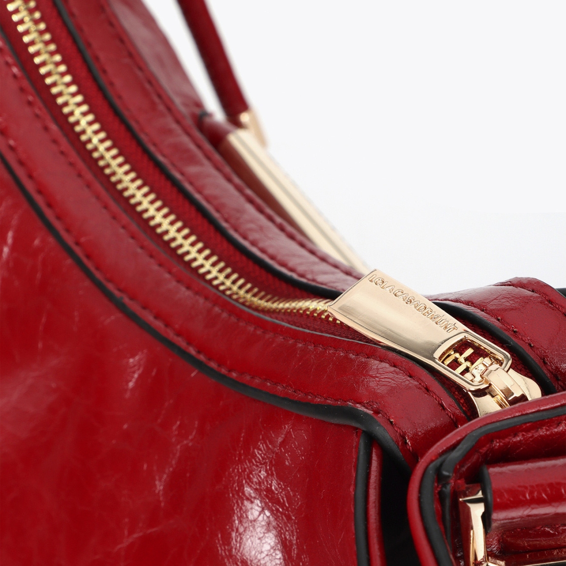 Bandolera de diseño media luna de la marca Lola Casademunt, modelo PARMA. Bolso perfecto para cualquier ocasión. Confeccionada en material de alta calidad color rojo, destaca por su detalle de tubo metálico troquelado con el logo. Bandolera Lola Casademunt PARMA, cómoda y versátil, cuenta con cierre de cremallera y correa ajustable. No te puede faltar!ALTO 15cm ANCHO 30cm PROFUNDIDAD 11cm