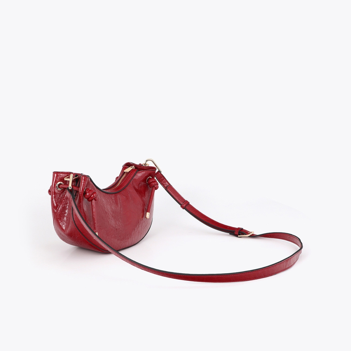 Bandolera de diseño media luna de la marca Lola Casademunt, modelo PARMA. Bolso perfecto para cualquier ocasión. Confeccionada en material de alta calidad color rojo, destaca por su detalle de tubo metálico troquelado con el logo. Bandolera Lola Casademunt PARMA, cómoda y versátil, cuenta con cierre de cremallera y correa ajustable. No te puede faltar!ALTO 15cm ANCHO 30cm PROFUNDIDAD 11cm