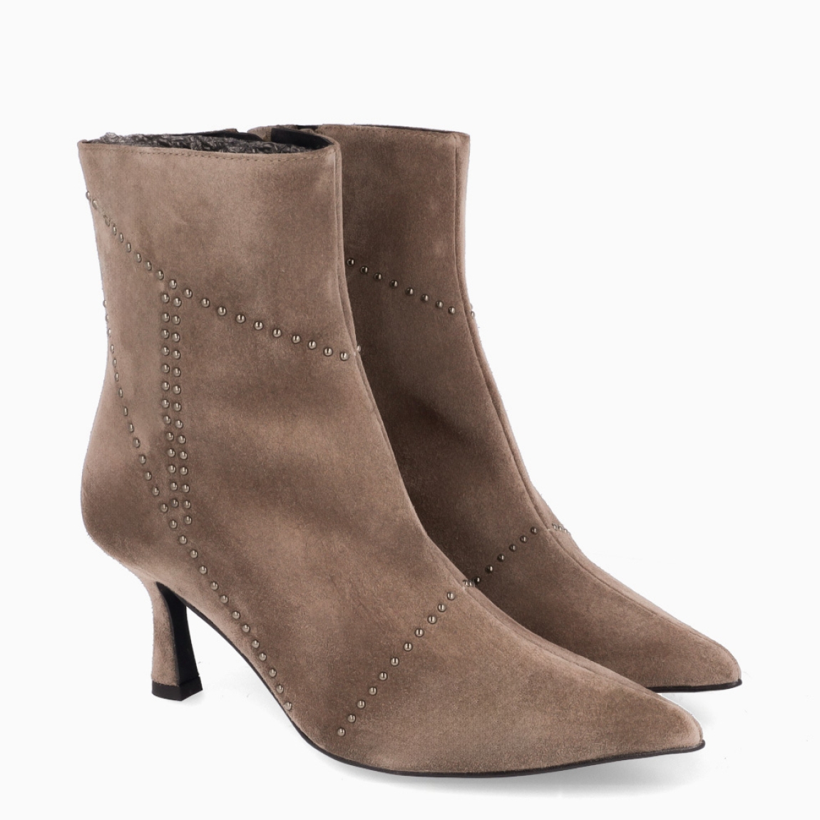 Botines de la marca Munné, modelo LEONORA. Botines elaborados en ante color taupe con detalles de tachuelas en parte exterior. Botines con punta lápiz y un tacón fino de 6cm de altura. Estos botines Munné tienen como cierre una cremallera. Botines Munné LEONORA, son un complemento para tus looks con elegancia!