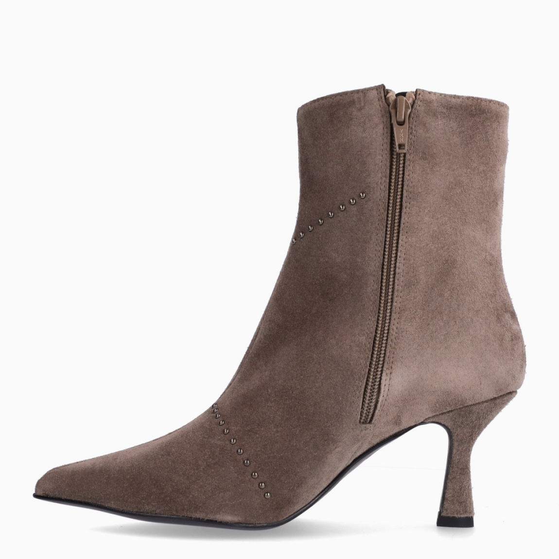 Botines de la marca Munné, modelo LEONORA. Botines elaborados en ante color taupe con detalles de tachuelas en parte exterior. Botines con punta lápiz y un tacón fino de 6cm de altura. Estos botines Munné tienen como cierre una cremallera. Botines Munné LEONORA, son un complemento para tus looks con elegancia!