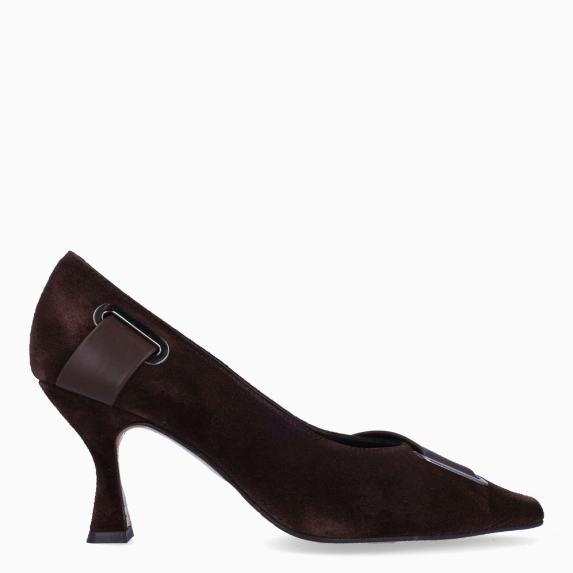 Salones de la marca Munné, modelo EDIT. Salones elaborados en ante color marrón con detalle de adorno en pala. Salones con punta lápiz y un tacón de 7cm de altura. Estos salones Munné EDIT, son un complemento para tus looks con elegancia!