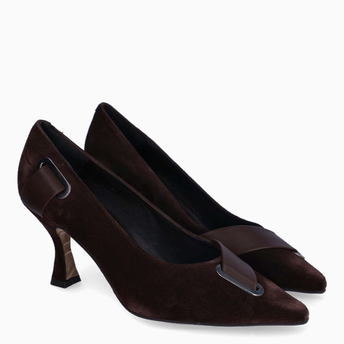 Salones de la marca Munné, modelo EDIT. Salones elaborados en ante color marrón con detalle de adorno en pala. Salones con punta lápiz y un tacón de 7cm de altura. Estos salones Munné EDIT, son un complemento para tus looks con elegancia!