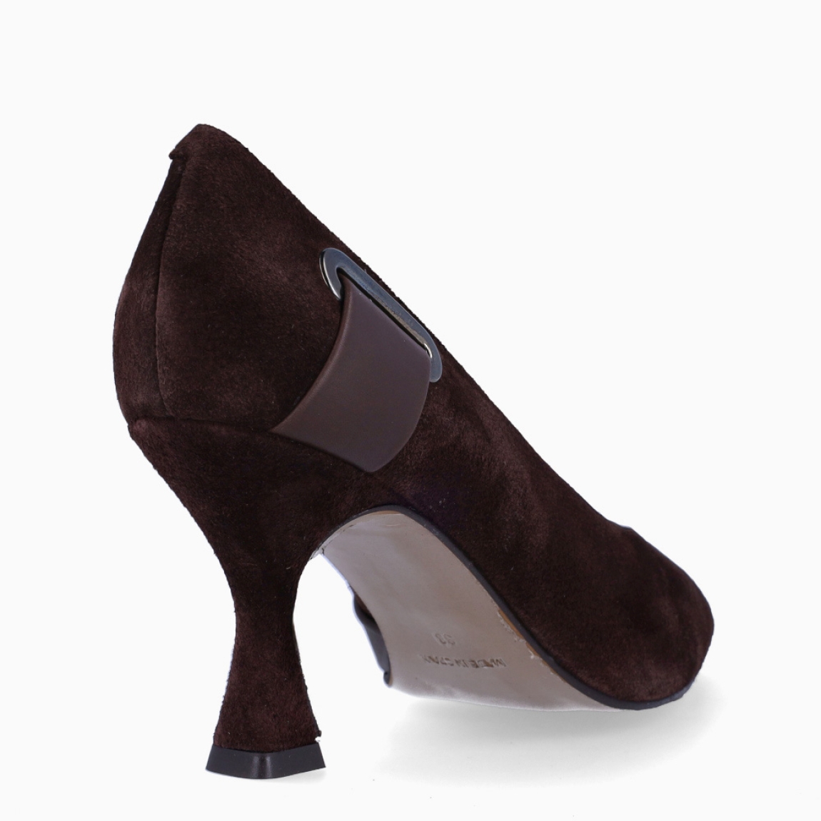 Salones de la marca Munné, modelo EDIT. Salones elaborados en ante color marrón con detalle de adorno en pala. Salones con punta lápiz y un tacón de 7cm de altura. Estos salones Munné EDIT, son un complemento para tus looks con elegancia!