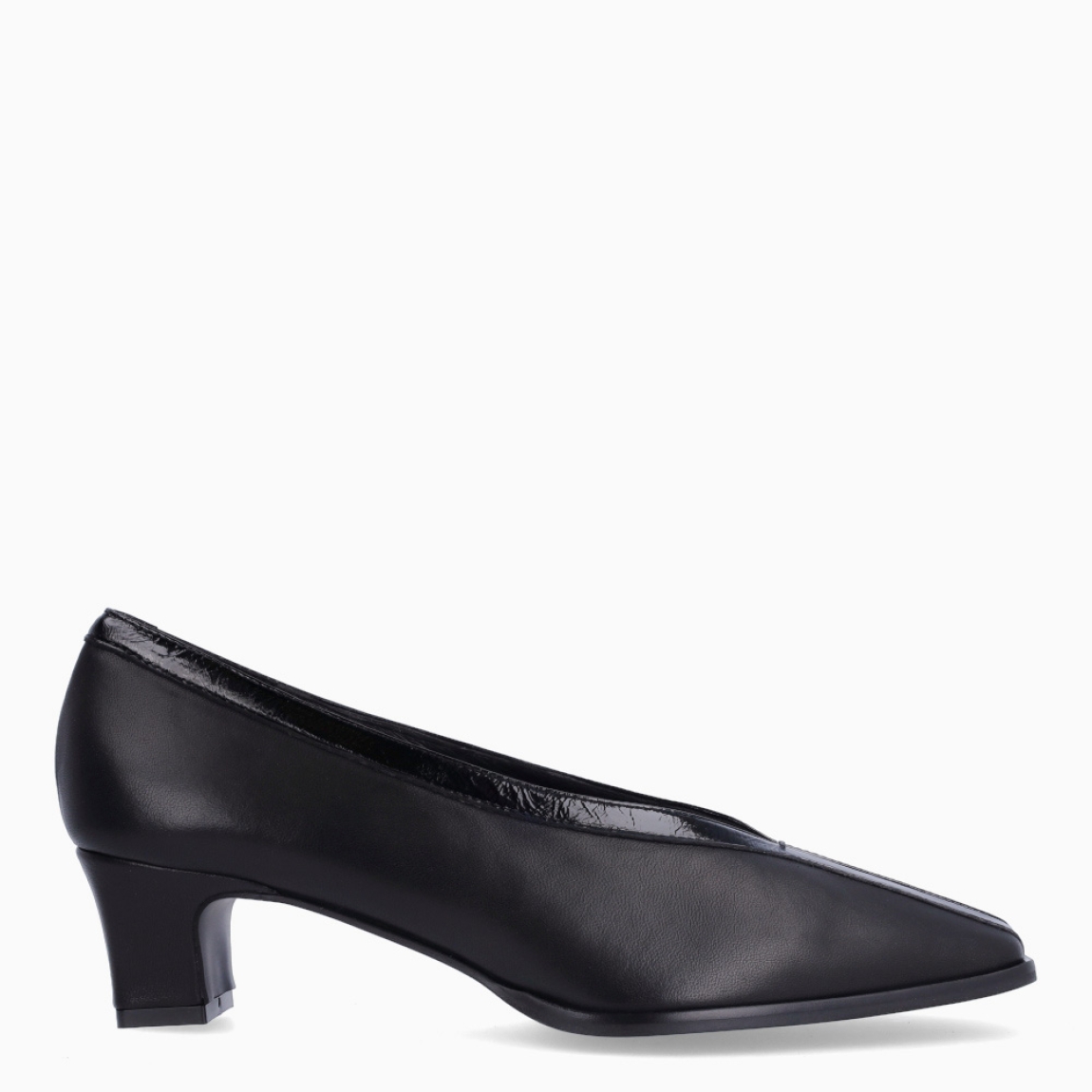 Salones de la marca Munné, modelo SECRETE. Salones en piel lisa color negro. Tiene un ribete en ante de color marrón en pala. Un diseño que combina la elegancia y sofisticación. Salones Munné SECRETE, tiene un tacón medio y ancho de 4cm que proporciona una altura cómoda y estable, convirtiéndolo en una opción versátil tanto para ocasiones especiales como para elevar tus looks de diario. Es una propuesta versátil para looks de día y noche!