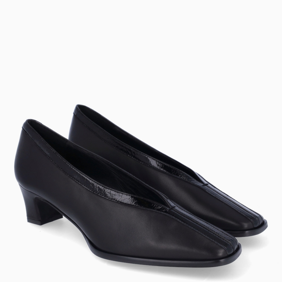 Salones de la marca Munné, modelo SECRETE. Salones en piel lisa color negro. Tiene un ribete en ante de color marrón en pala. Un diseño que combina la elegancia y sofisticación. Salones Munné SECRETE, tiene un tacón medio y ancho de 4cm que proporciona una altura cómoda y estable, convirtiéndolo en una opción versátil tanto para ocasiones especiales como para elevar tus looks de diario. Es una propuesta versátil para looks de día y noche!