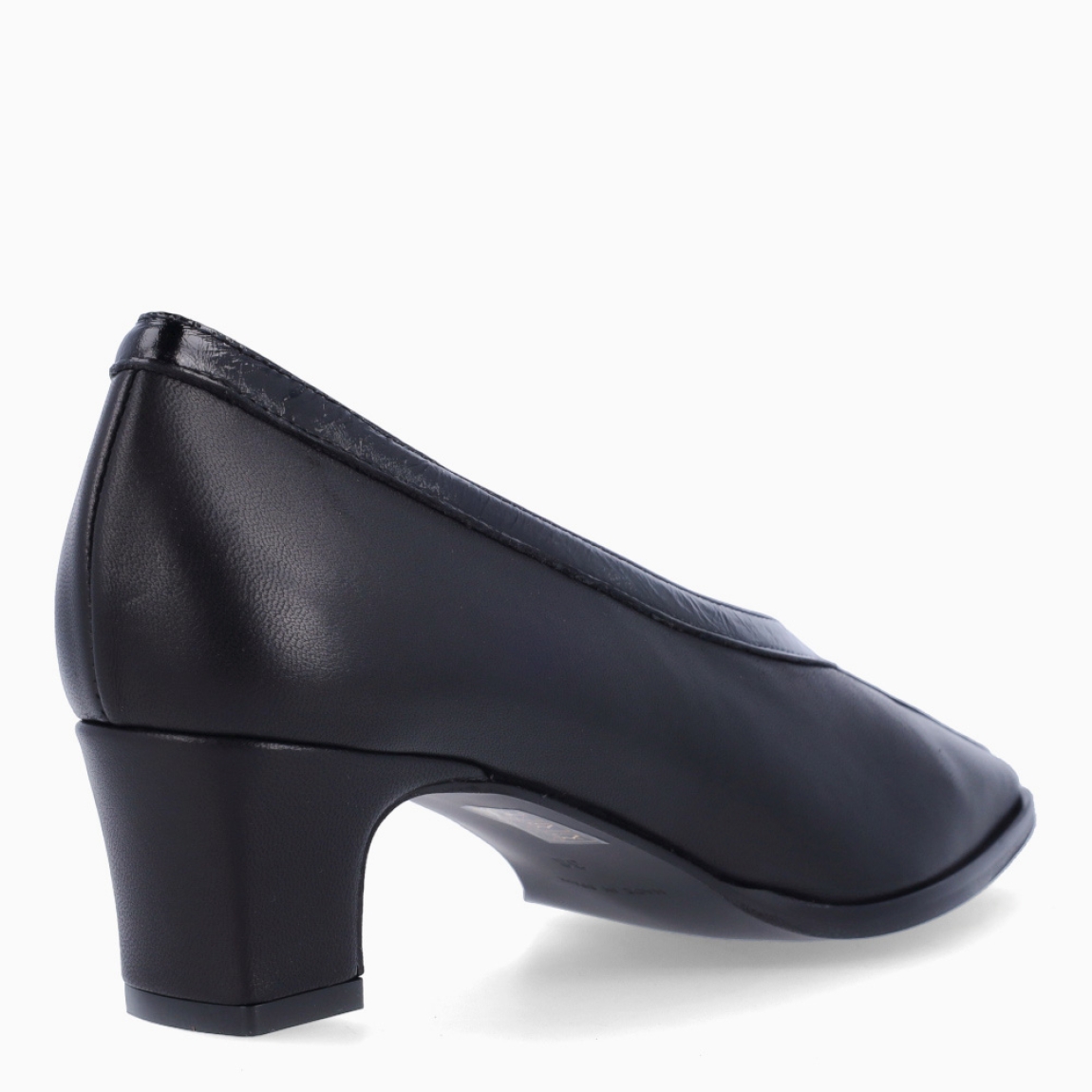 Salones de la marca Munné, modelo SECRETE. Salones en piel lisa color negro. Tiene un ribete en ante de color marrón en pala. Un diseño que combina la elegancia y sofisticación. Salones Munné SECRETE, tiene un tacón medio y ancho de 4cm que proporciona una altura cómoda y estable, convirtiéndolo en una opción versátil tanto para ocasiones especiales como para elevar tus looks de diario. Es una propuesta versátil para looks de día y noche!