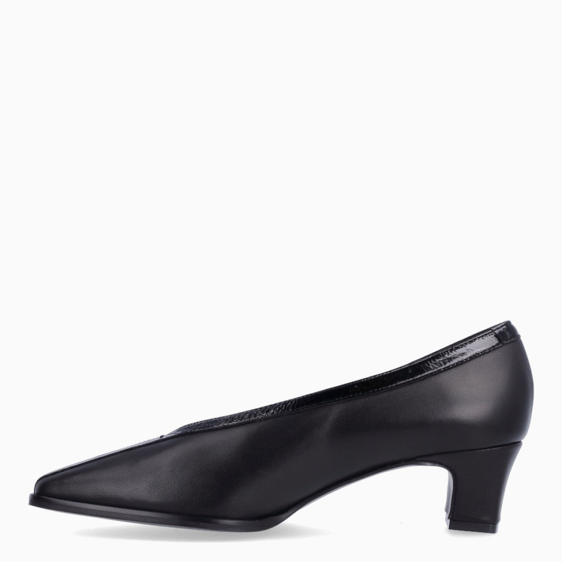 Salones de la marca Munné, modelo SECRETE. Salones en piel lisa color negro. Tiene un ribete en ante de color marrón en pala. Un diseño que combina la elegancia y sofisticación. Salones Munné SECRETE, tiene un tacón medio y ancho de 4cm que proporciona una altura cómoda y estable, convirtiéndolo en una opción versátil tanto para ocasiones especiales como para elevar tus looks de diario. Es una propuesta versátil para looks de día y noche!