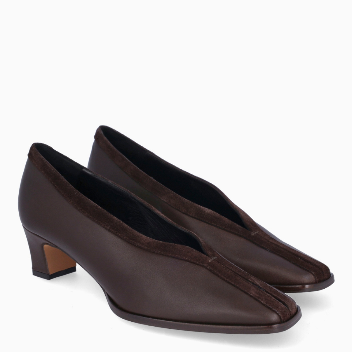 Salones de la marca Munné, modelo SECRETE. Salones en piel lisa color marrón. Tiene un ribete en ante de color marrón en pala. Un diseño que combina la elegancia y sofisticación. Salones Munné SECRETE, tiene un tacón medio y ancho de 4cm que proporciona una altura cómoda y estable, convirtiéndolo en una opción versátil tanto para ocasiones especiales como para elevar tus looks de diario. Es una propuesta versátil para looks de día y noche!