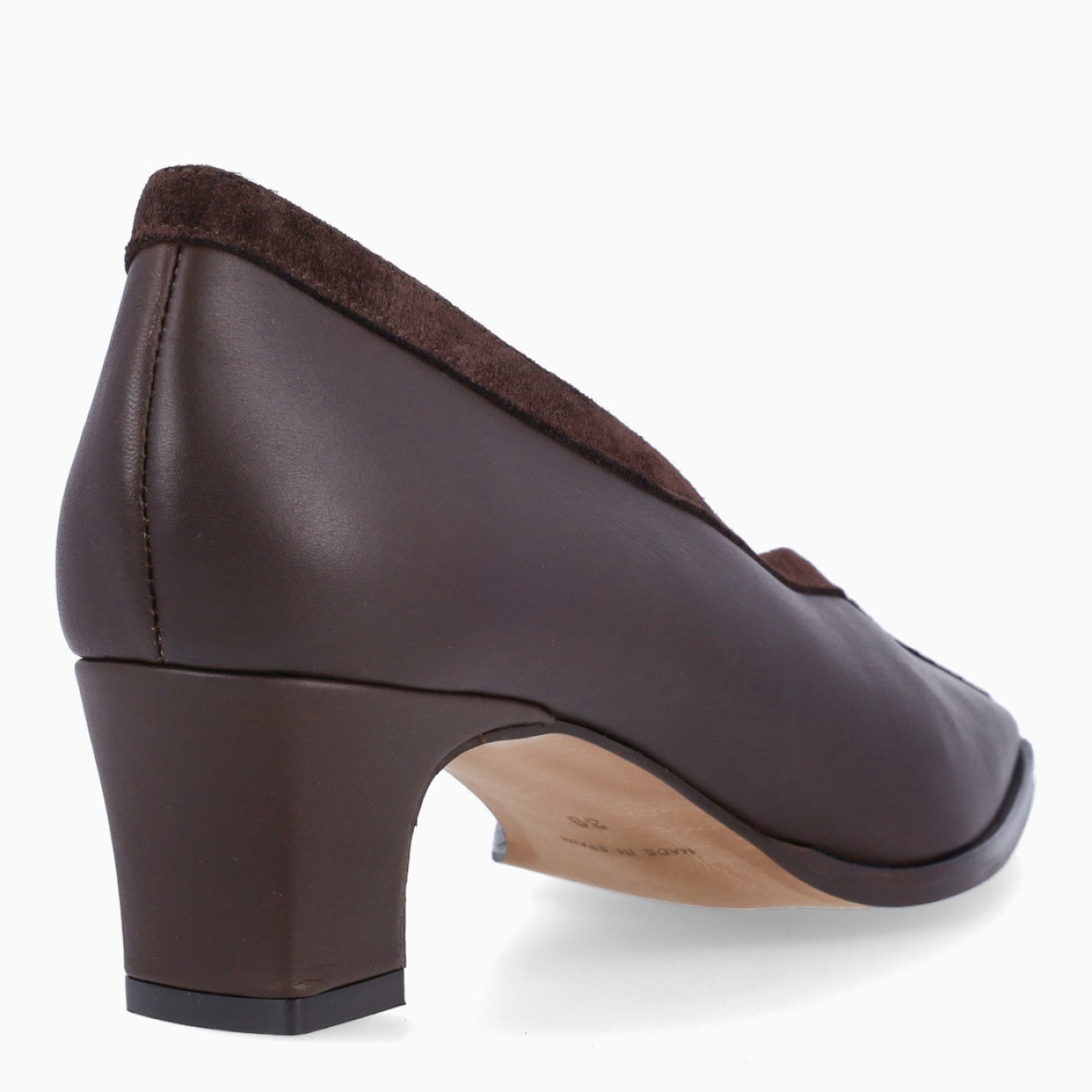Salones de la marca Munné, modelo SECRETE. Salones en piel lisa color marrón. Tiene un ribete en ante de color marrón en pala. Un diseño que combina la elegancia y sofisticación. Salones Munné SECRETE, tiene un tacón medio y ancho de 4cm que proporciona una altura cómoda y estable, convirtiéndolo en una opción versátil tanto para ocasiones especiales como para elevar tus looks de diario. Es una propuesta versátil para looks de día y noche!