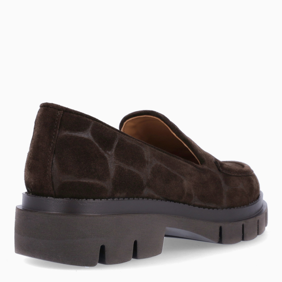 Mocasines clásicos de la marca Munné, modelo ARALIA. Mocasines con acabado en efecto cocodrilo en tono marrón chocolate. Mocasines Munné con un estilo contemporáneo que combina elegancia con aire moderno y urbano. Mocasines Munné destacad por su suela dentada gruesa, con un pequeño tacón integrado que estiliza ligeramente la silueta sin renunciar a la comodidad. Mocasines Munné ARALIA, un complemento versátil y sofisticado, perfecto para dar un toque actual tanto a looks de oficina como a estilismos más casual.