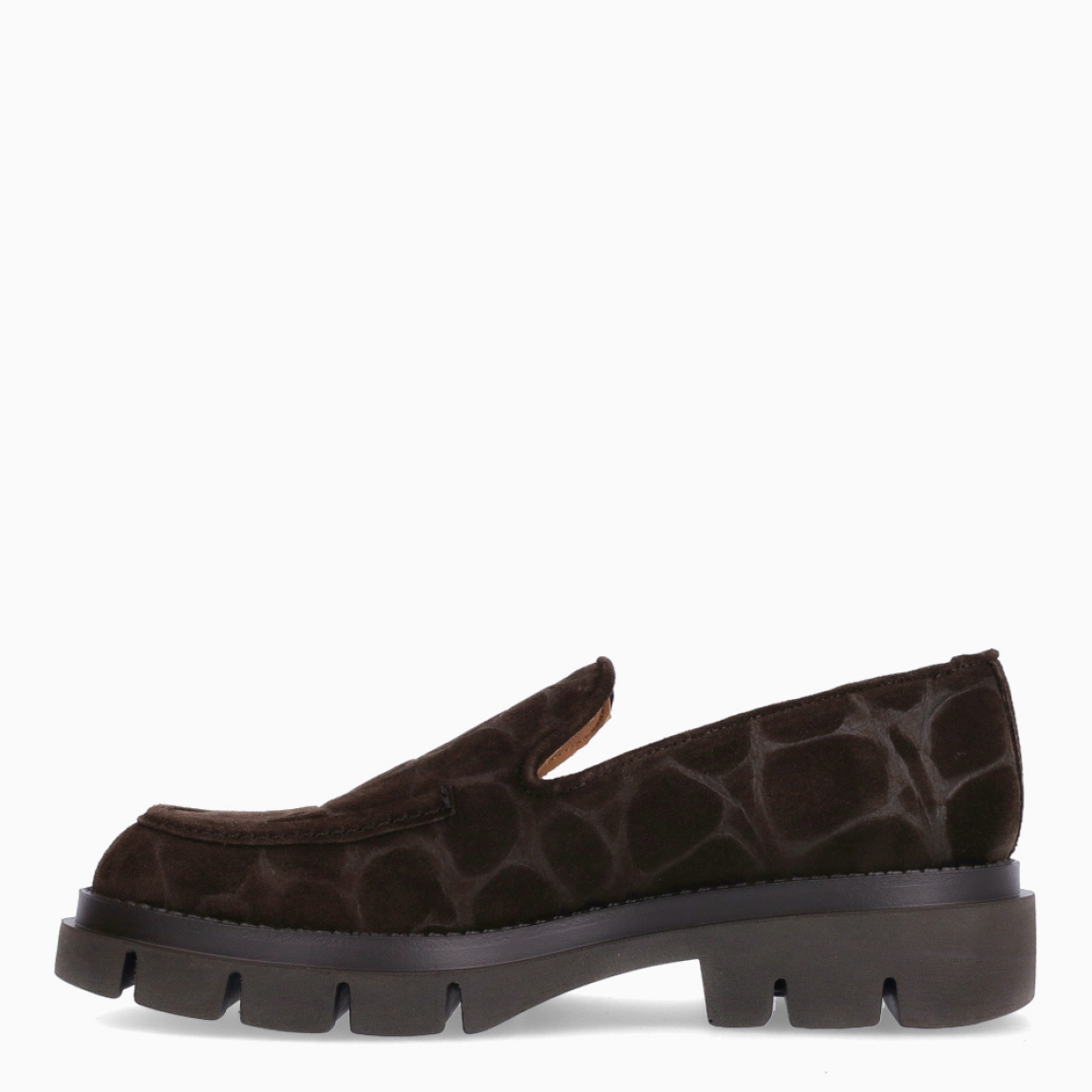 Mocasines clásicos de la marca Munné, modelo ARALIA. Mocasines con acabado en efecto cocodrilo en tono marrón chocolate. Mocasines Munné con un estilo contemporáneo que combina elegancia con aire moderno y urbano. Mocasines Munné destacad por su suela dentada gruesa, con un pequeño tacón integrado que estiliza ligeramente la silueta sin renunciar a la comodidad. Mocasines Munné ARALIA, un complemento versátil y sofisticado, perfecto para dar un toque actual tanto a looks de oficina como a estilismos más casual.