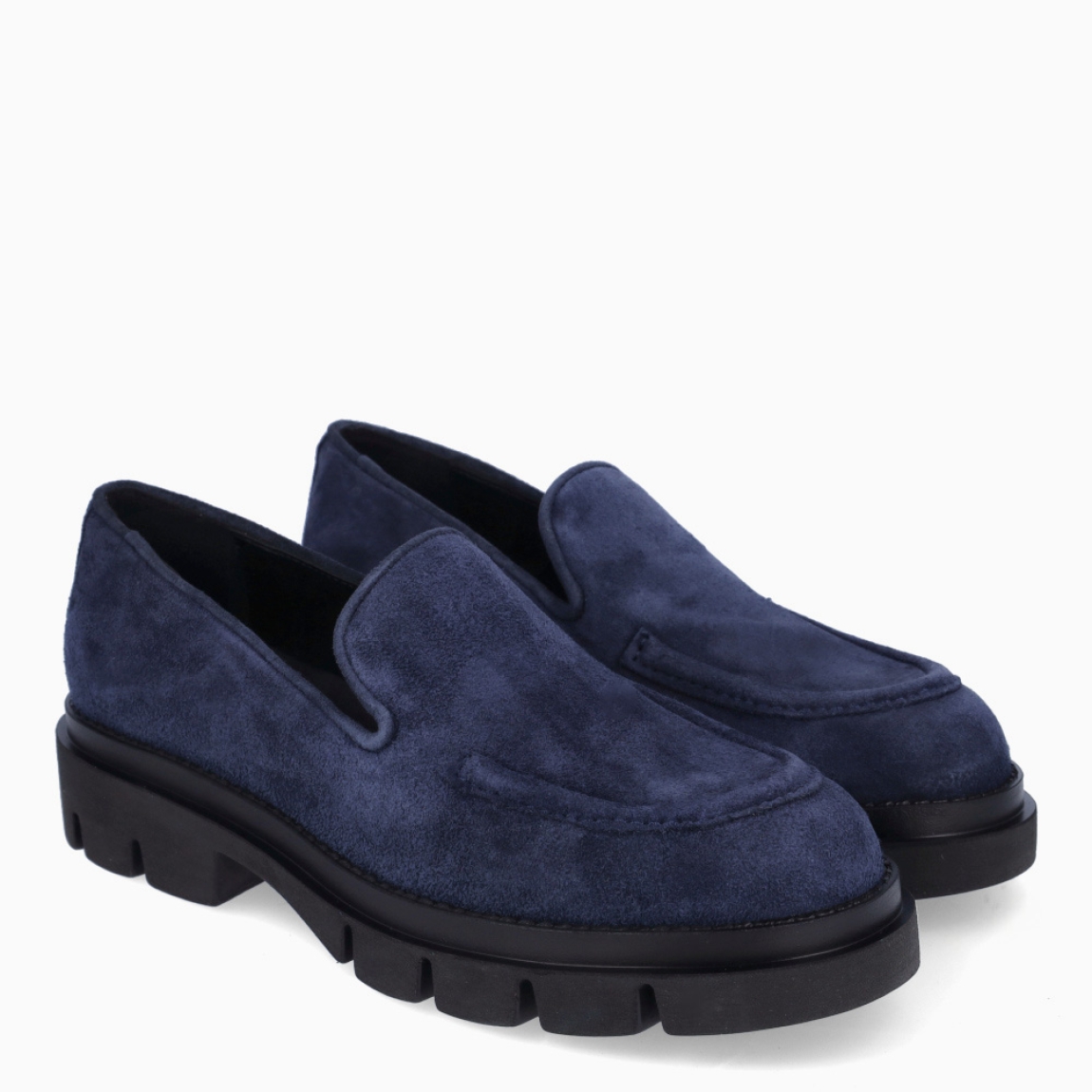 Mocasines clásicos de la marca Munné, modelo ARALIA. Mocasines en ante color azul marino. Mocasines Munné con un estilo contemporáneo que combina elegancia con aire moderno y urbano. Mocasines Munné destacad por su suela dentada gruesa, con un pequeño tacón integrado que estiliza ligeramente la silueta sin renunciar a la comodidad. Mocasines Munné ARALIA, un complemento versátil y sofisticado, perfecto para dar un toque actual tanto a looks de oficina como a estilismos más casual.