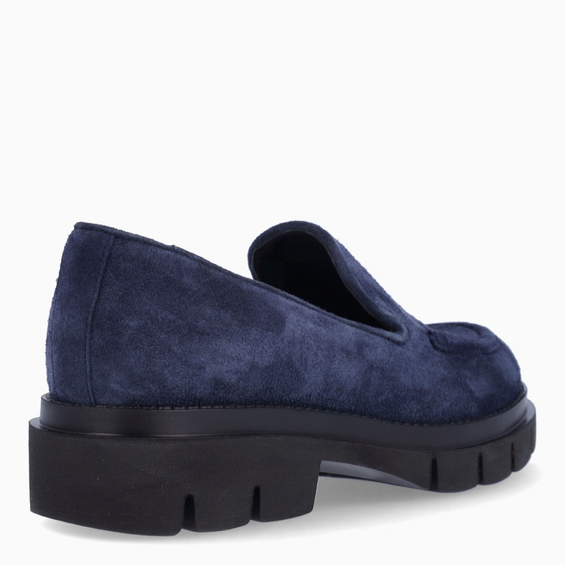 Mocasines clásicos de la marca Munné, modelo ARALIA. Mocasines en ante color azul marino. Mocasines Munné con un estilo contemporáneo que combina elegancia con aire moderno y urbano. Mocasines Munné destacad por su suela dentada gruesa, con un pequeño tacón integrado que estiliza ligeramente la silueta sin renunciar a la comodidad. Mocasines Munné ARALIA, un complemento versátil y sofisticado, perfecto para dar un toque actual tanto a looks de oficina como a estilismos más casual.