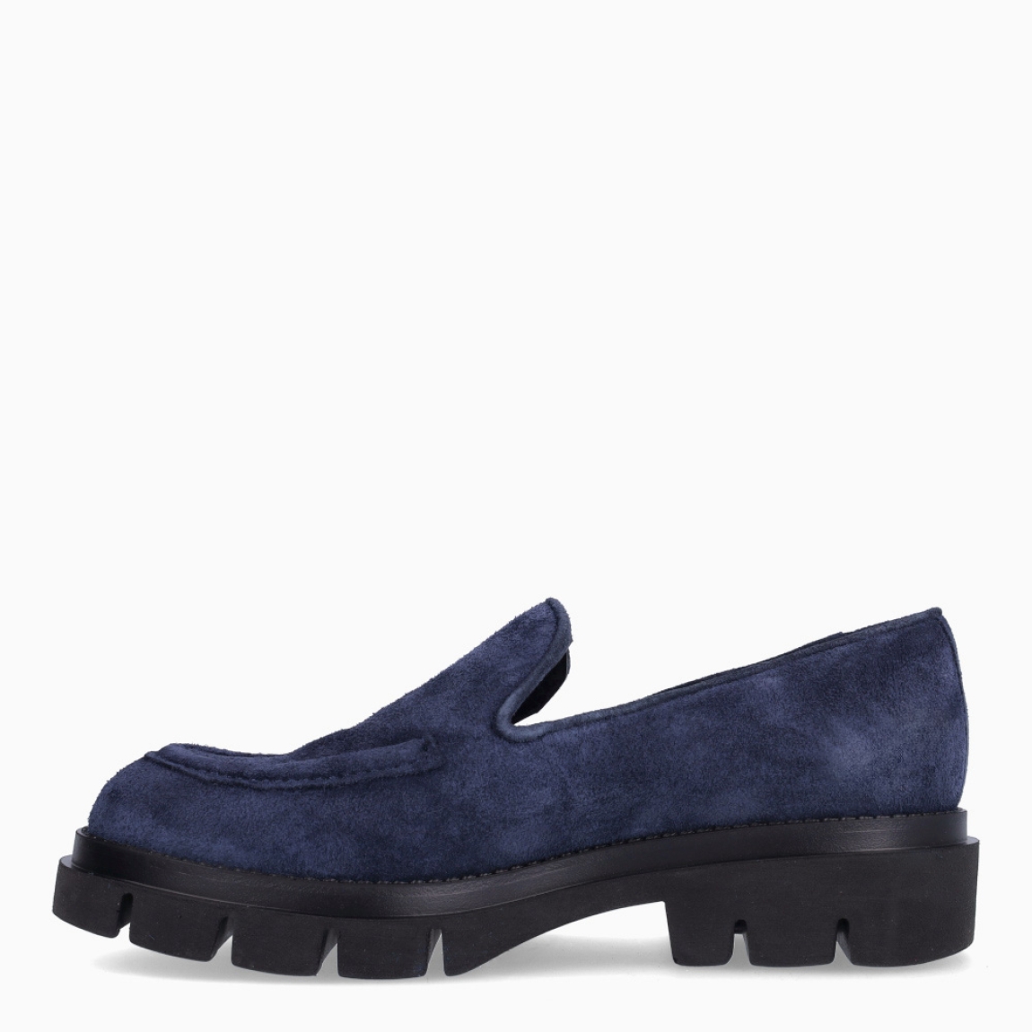 Mocasines clásicos de la marca Munné, modelo ARALIA. Mocasines en ante color azul marino. Mocasines Munné con un estilo contemporáneo que combina elegancia con aire moderno y urbano. Mocasines Munné destacad por su suela dentada gruesa, con un pequeño tacón integrado que estiliza ligeramente la silueta sin renunciar a la comodidad. Mocasines Munné ARALIA, un complemento versátil y sofisticado, perfecto para dar un toque actual tanto a looks de oficina como a estilismos más casual.