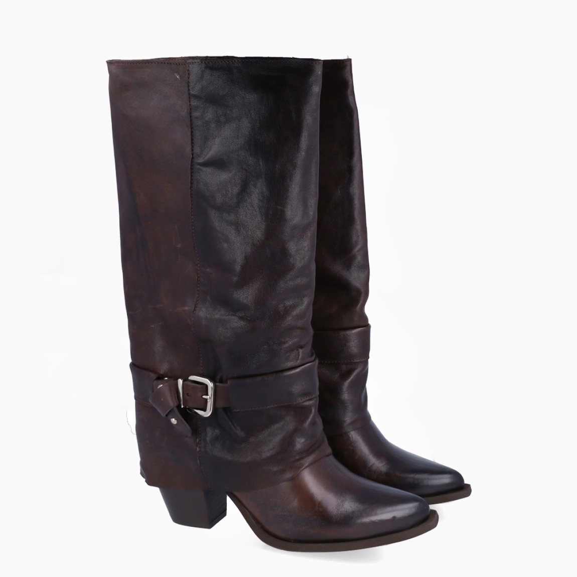 Botas de la marca Itse, modelo AISHA. Botas elaboradas en piel color marrón oscuro con adorno de hebilla en parte exterior. Botas sin cierre y con una punta en lápiz. Botas Itse con tacón de 5cm de altura, que da una comodidad en cada paso. Botas Itse AISHA con un estilo moderno y contemporáneo, perfecto para usarlo con diferentes looks.