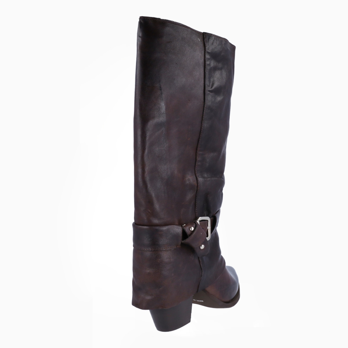 Botas de la marca Itse, modelo AISHA. Botas elaboradas en piel color marrón oscuro con adorno de hebilla en parte exterior. Botas sin cierre y con una punta en lápiz. Botas Itse con tacón de 5cm de altura, que da una comodidad en cada paso. Botas Itse AISHA con un estilo moderno y contemporáneo, perfecto para usarlo con diferentes looks.