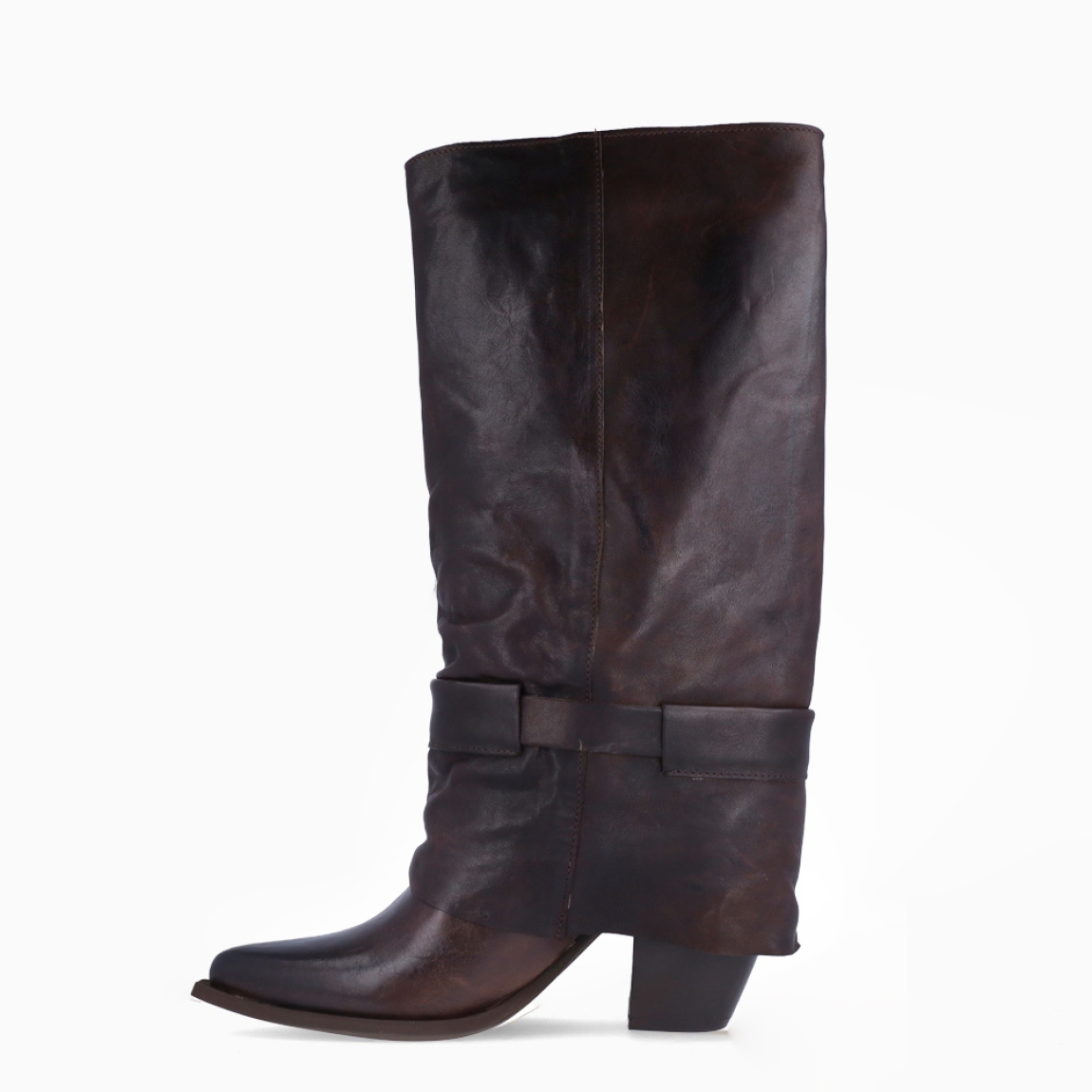 Botas de la marca Itse, modelo AISHA. Botas elaboradas en piel color marrón oscuro con adorno de hebilla en parte exterior. Botas sin cierre y con una punta en lápiz. Botas Itse con tacón de 5cm de altura, que da una comodidad en cada paso. Botas Itse AISHA con un estilo moderno y contemporáneo, perfecto para usarlo con diferentes looks.