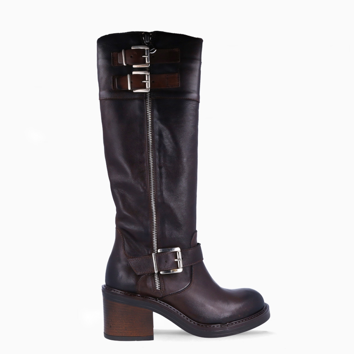 Botas altas de la marca Itse, modelo TOLOSE. Botas elaboradas en piel color marrón oscuro tres hebillas en exterior. Botas con cierre a cremallera y con una punta redonda. Botas Itse con tacón de 4cm de altura, que da una comodidad en cada paso. Botas Itse TOLOSE con un estilo moderno y contemporáneo, perfecto para usarlo con diferentes looks.