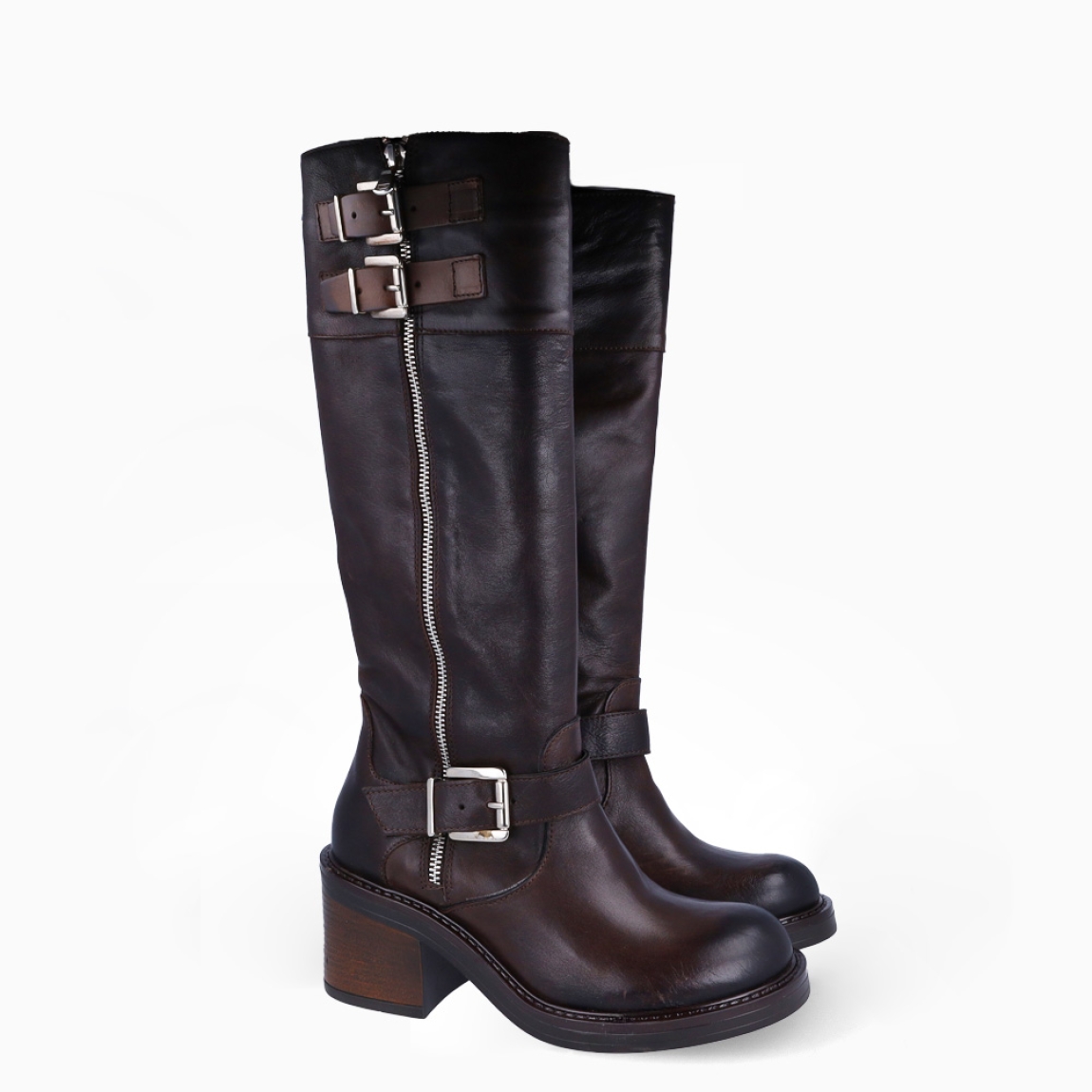 Botas altas de la marca Itse, modelo TOLOSE. Botas elaboradas en piel color marrón oscuro tres hebillas en exterior. Botas con cierre a cremallera y con una punta redonda. Botas Itse con tacón de 4cm de altura, que da una comodidad en cada paso. Botas Itse TOLOSE con un estilo moderno y contemporáneo, perfecto para usarlo con diferentes looks.