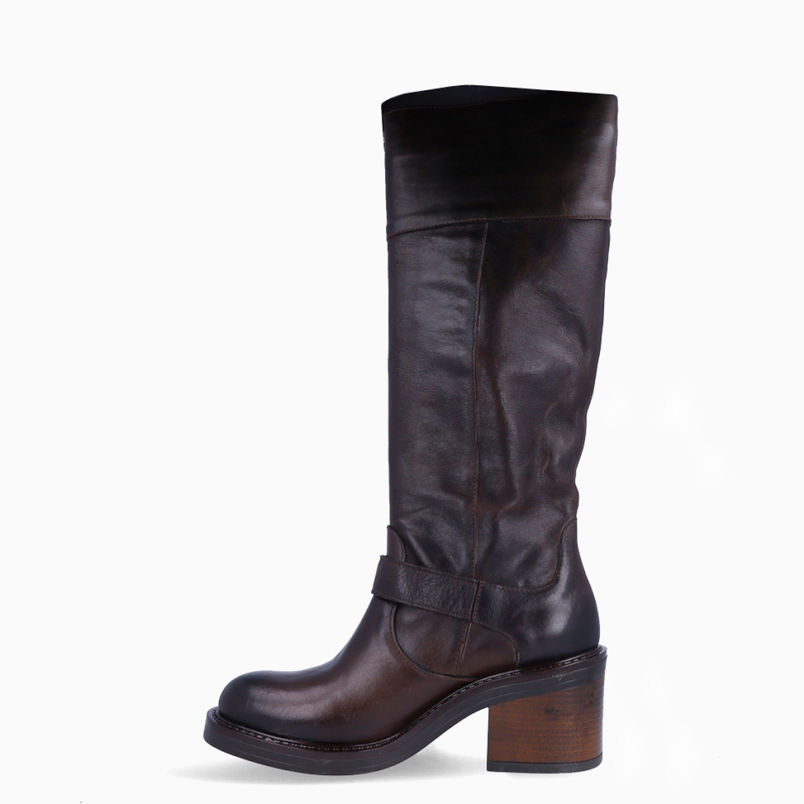 Botas altas de la marca Itse, modelo TOLOSE. Botas elaboradas en piel color marrón oscuro tres hebillas en exterior. Botas con cierre a cremallera y con una punta redonda. Botas Itse con tacón de 4cm de altura, que da una comodidad en cada paso. Botas Itse TOLOSE con un estilo moderno y contemporáneo, perfecto para usarlo con diferentes looks.
