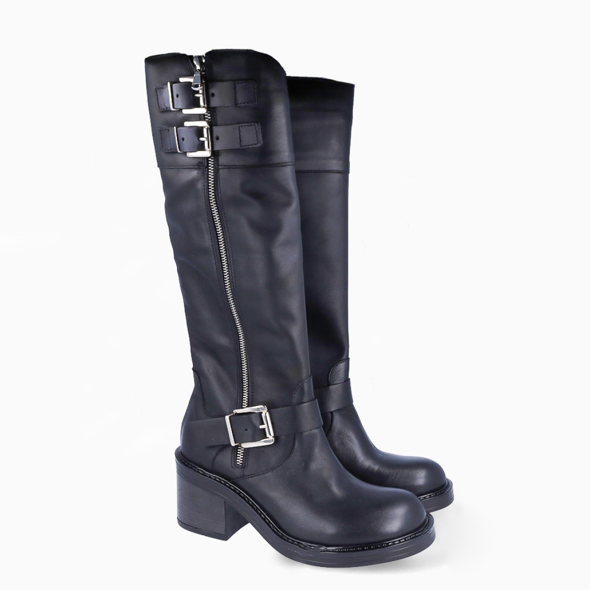 Botas altas de la marca Itse, modelo TOLOSE. Botas elaboradas en piel color negro oscuro tres hebillas en exterior. Botas con cierre a cremallera y con una punta redonda. Botas Itse con tacón de 4cm de altura, que da una comodidad en cada paso. Botas Itse TOLOSE con un estilo moderno y contemporáneo, perfecto para usarlo con diferentes looks.