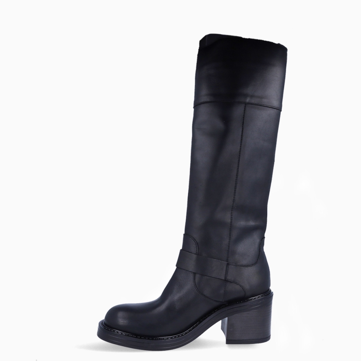 Botas altas de la marca Itse, modelo TOLOSE. Botas elaboradas en piel color negro oscuro tres hebillas en exterior. Botas con cierre a cremallera y con una punta redonda. Botas Itse con tacón de 4cm de altura, que da una comodidad en cada paso. Botas Itse TOLOSE con un estilo moderno y contemporáneo, perfecto para usarlo con diferentes looks.