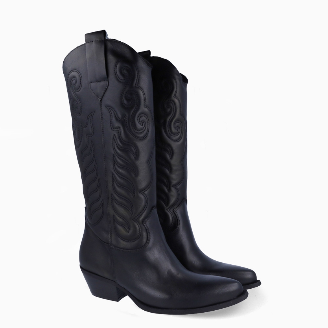 Botas camperas de la marca Itse, modelo TEXAS2. Botas elaboradas en piel color negro. Botas sin cierre y con una punta lápiz. Botas Itse con tacón de 3cm de altura, que da una comodidad en cada paso. Botas Itse TEXAS2 con un estilo moderno y contemporáneo, perfecto para usarlo con diferentes looks.