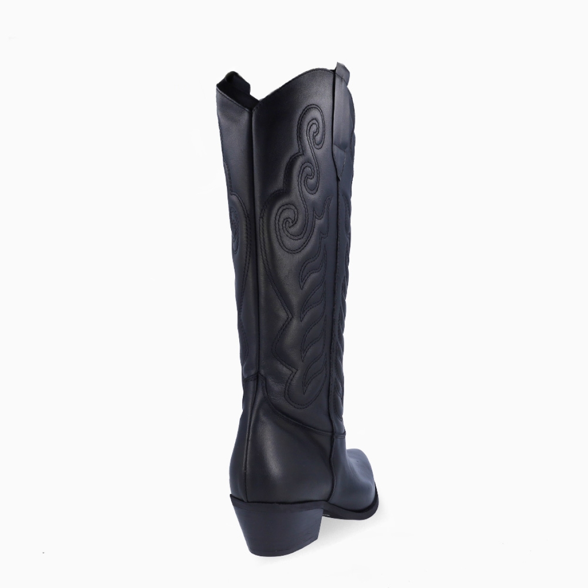 Botas camperas de la marca Itse, modelo TEXAS2. Botas elaboradas en piel color negro. Botas sin cierre y con una punta lápiz. Botas Itse con tacón de 3cm de altura, que da una comodidad en cada paso. Botas Itse TEXAS2 con un estilo moderno y contemporáneo, perfecto para usarlo con diferentes looks.