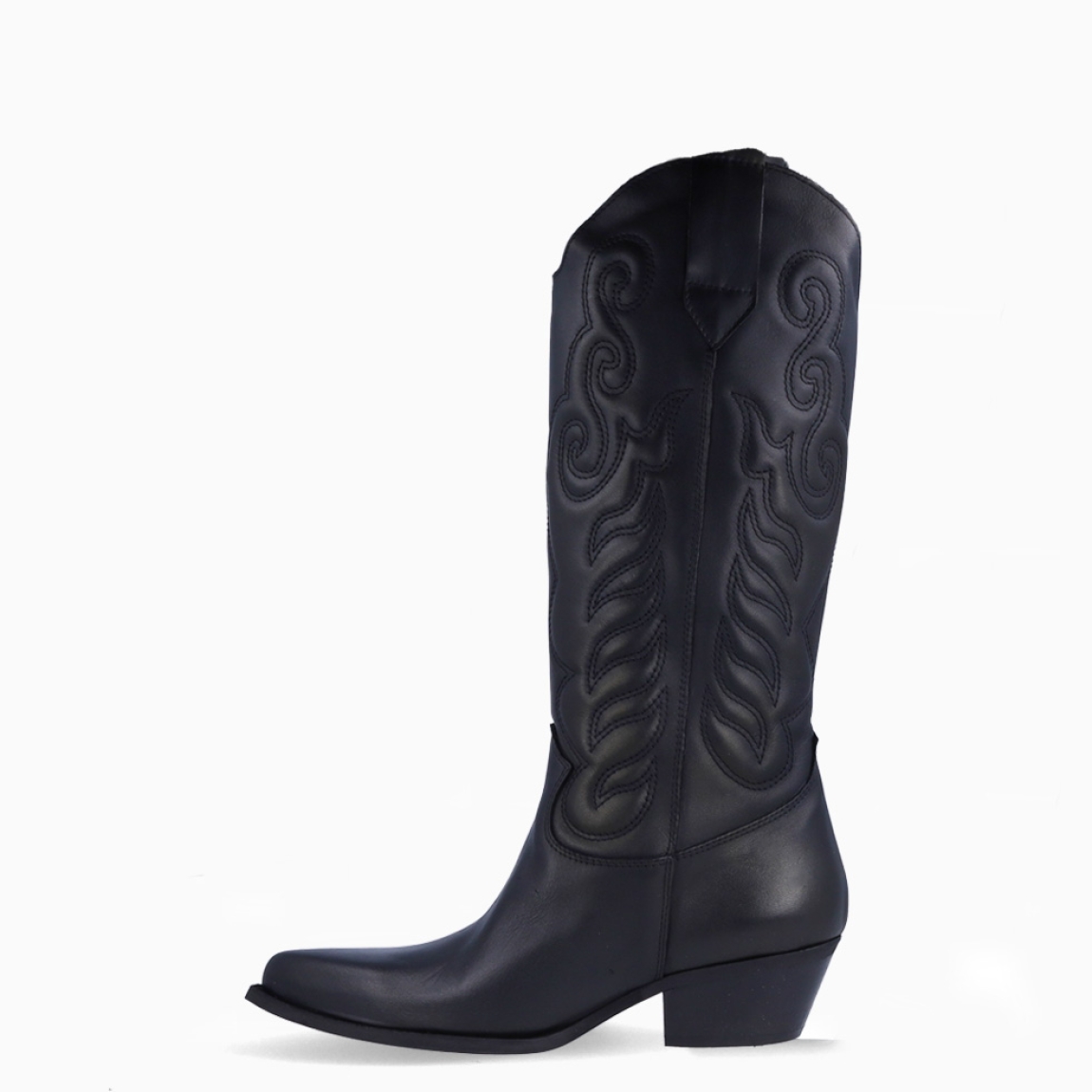 Botas camperas de la marca Itse, modelo TEXAS2. Botas elaboradas en piel color negro. Botas sin cierre y con una punta lápiz. Botas Itse con tacón de 3cm de altura, que da una comodidad en cada paso. Botas Itse TEXAS2 con un estilo moderno y contemporáneo, perfecto para usarlo con diferentes looks.