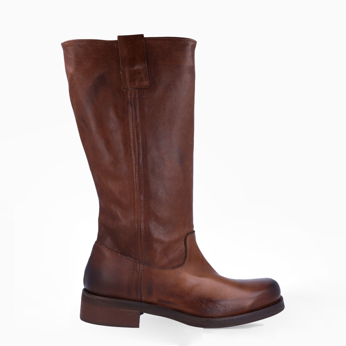 Botas moteras de la marca Itse, modelo MIUCCIA. Botas elaboradas en piel color cuero. Botas sin cierre y con una punta redonda. Botas Itse con pequeño tacón que da una comodidad en cada paso. Botas Itse MIUCCIA con un estilo moderno y contemporáneo, perfecto para usarlo con diferentes looks.