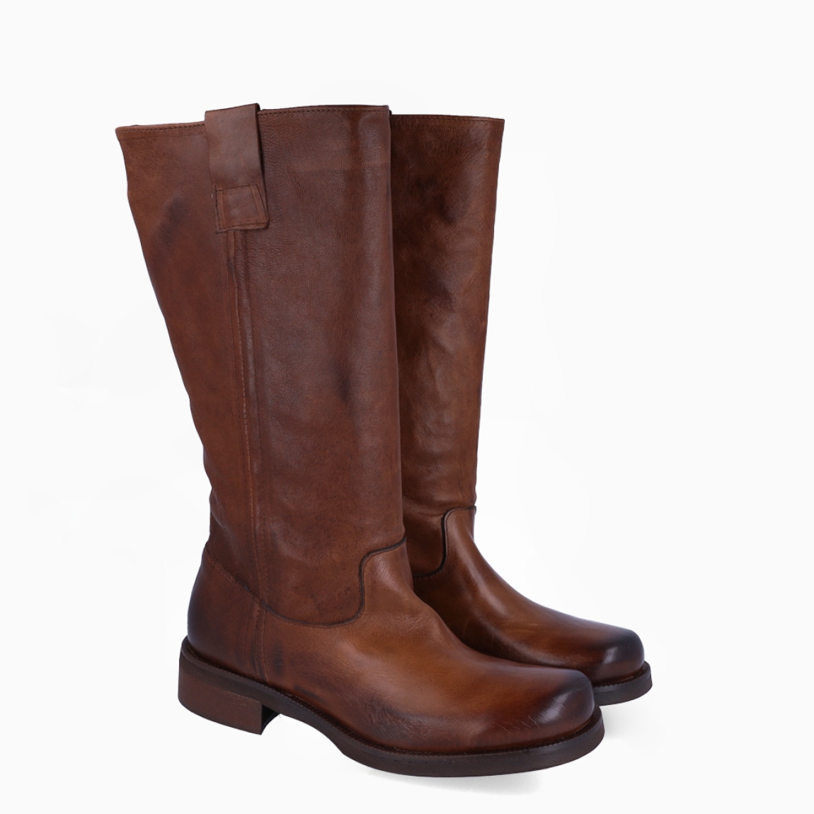Botas moteras de la marca Itse, modelo MIUCCIA. Botas elaboradas en piel color cuero. Botas sin cierre y con una punta redonda. Botas Itse con pequeño tacón que da una comodidad en cada paso. Botas Itse MIUCCIA con un estilo moderno y contemporáneo, perfecto para usarlo con diferentes looks.
