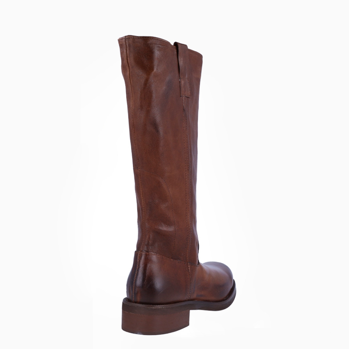 Botas moteras de la marca Itse, modelo MIUCCIA. Botas elaboradas en piel color cuero. Botas sin cierre y con una punta redonda. Botas Itse con pequeño tacón que da una comodidad en cada paso. Botas Itse MIUCCIA con un estilo moderno y contemporáneo, perfecto para usarlo con diferentes looks.