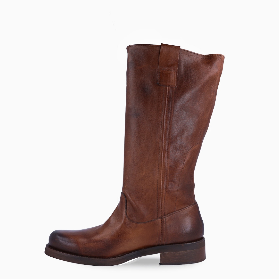 Botas moteras de la marca Itse, modelo MIUCCIA. Botas elaboradas en piel color cuero. Botas sin cierre y con una punta redonda. Botas Itse con pequeño tacón que da una comodidad en cada paso. Botas Itse MIUCCIA con un estilo moderno y contemporáneo, perfecto para usarlo con diferentes looks.