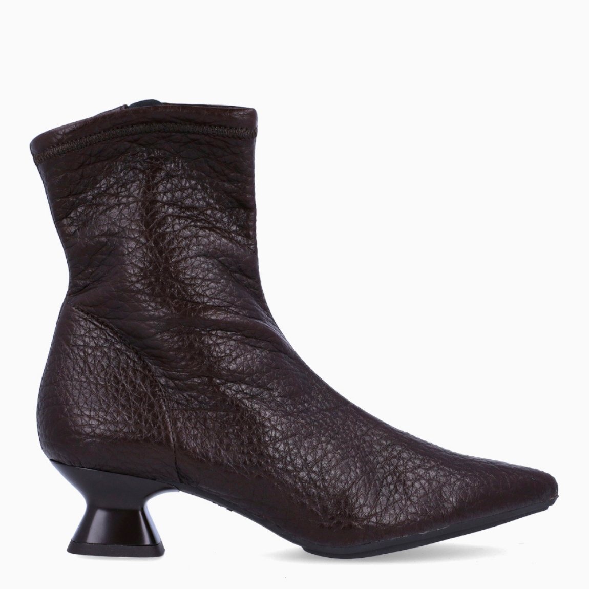 Botines de la marca Itse, modelo AUBELINE. Botines elaborados en polipiel color marrón oscuro con punta lápiz. Botines Itse con tacón grueso con 4cm de altura. Estos botines Itse AUBELINE, son un complemento que darán elegancia y comodidad a tus looks!