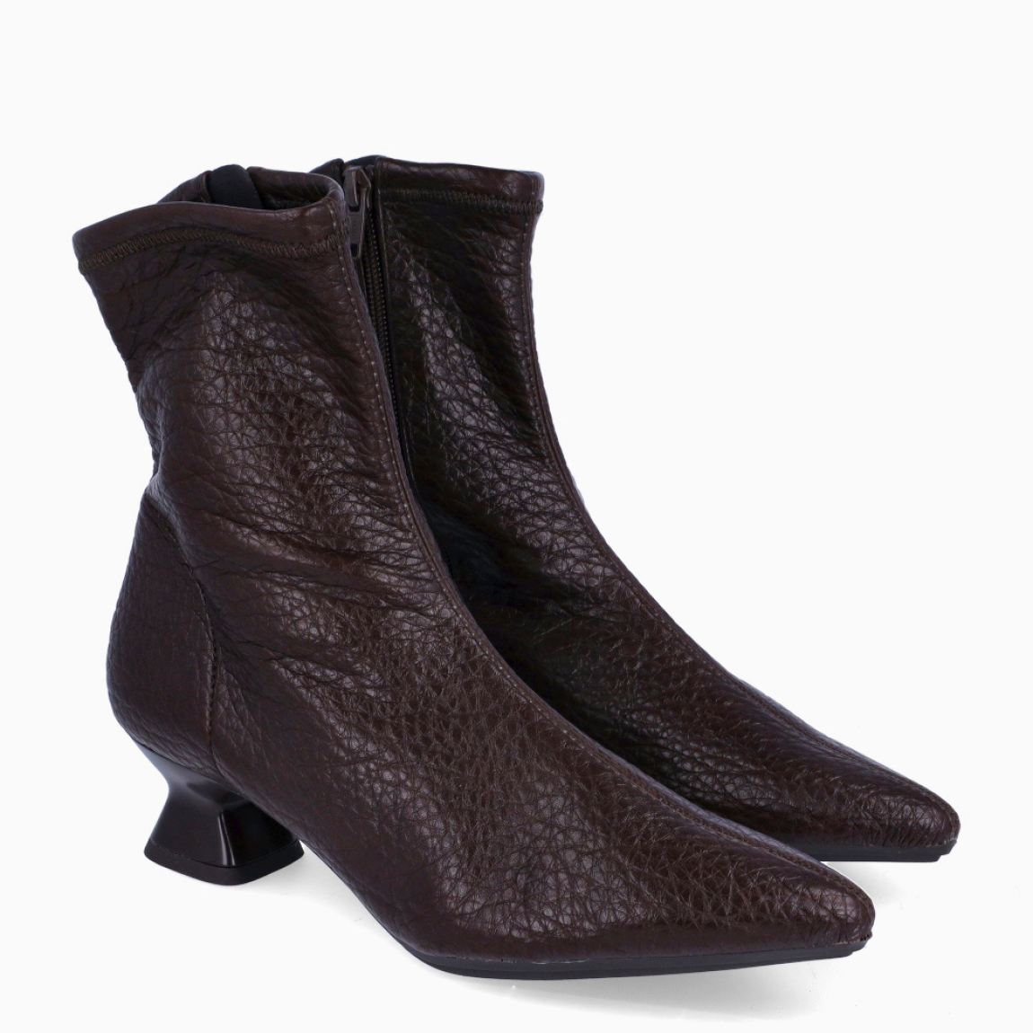 Botines de la marca Itse, modelo AUBELINE. Botines elaborados en polipiel color marrón oscuro con punta lápiz. Botines Itse con tacón grueso con 4cm de altura. Estos botines Itse AUBELINE, son un complemento que darán elegancia y comodidad a tus looks!